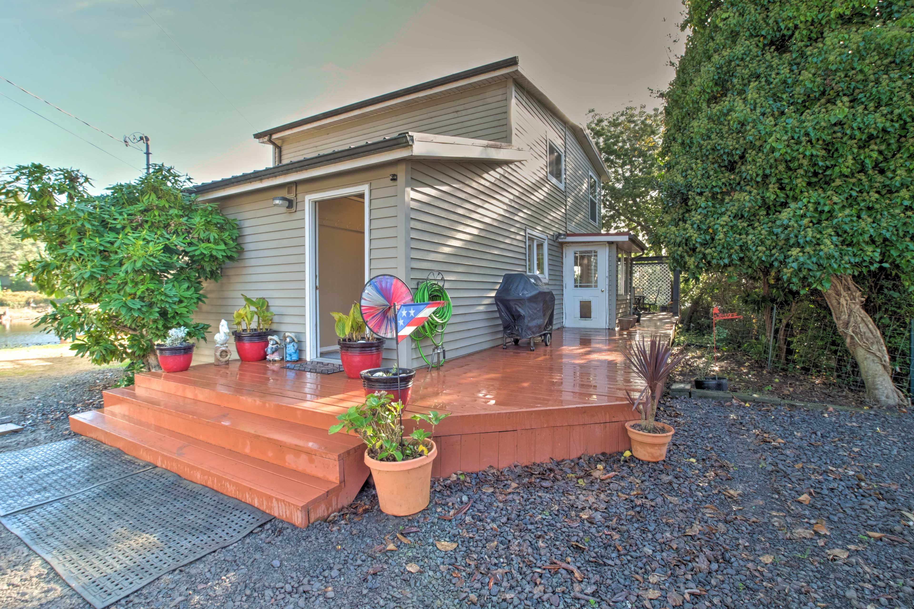 Waterfront North Bend Home 9 Miles into Town Home Rental in North Bend