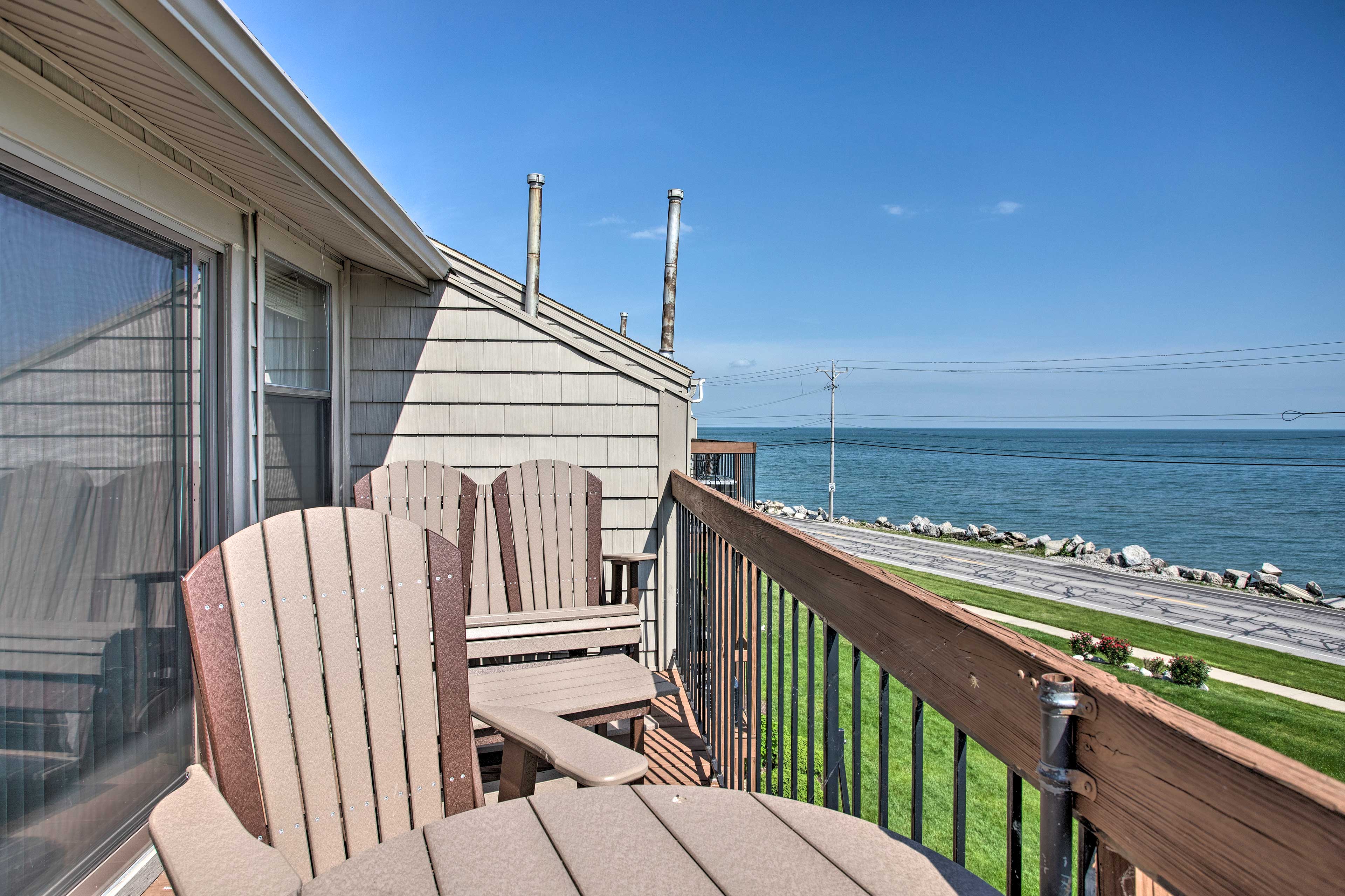 Property Image 2 - Walkable Condo w/ Balcony, Dock & Pool Access