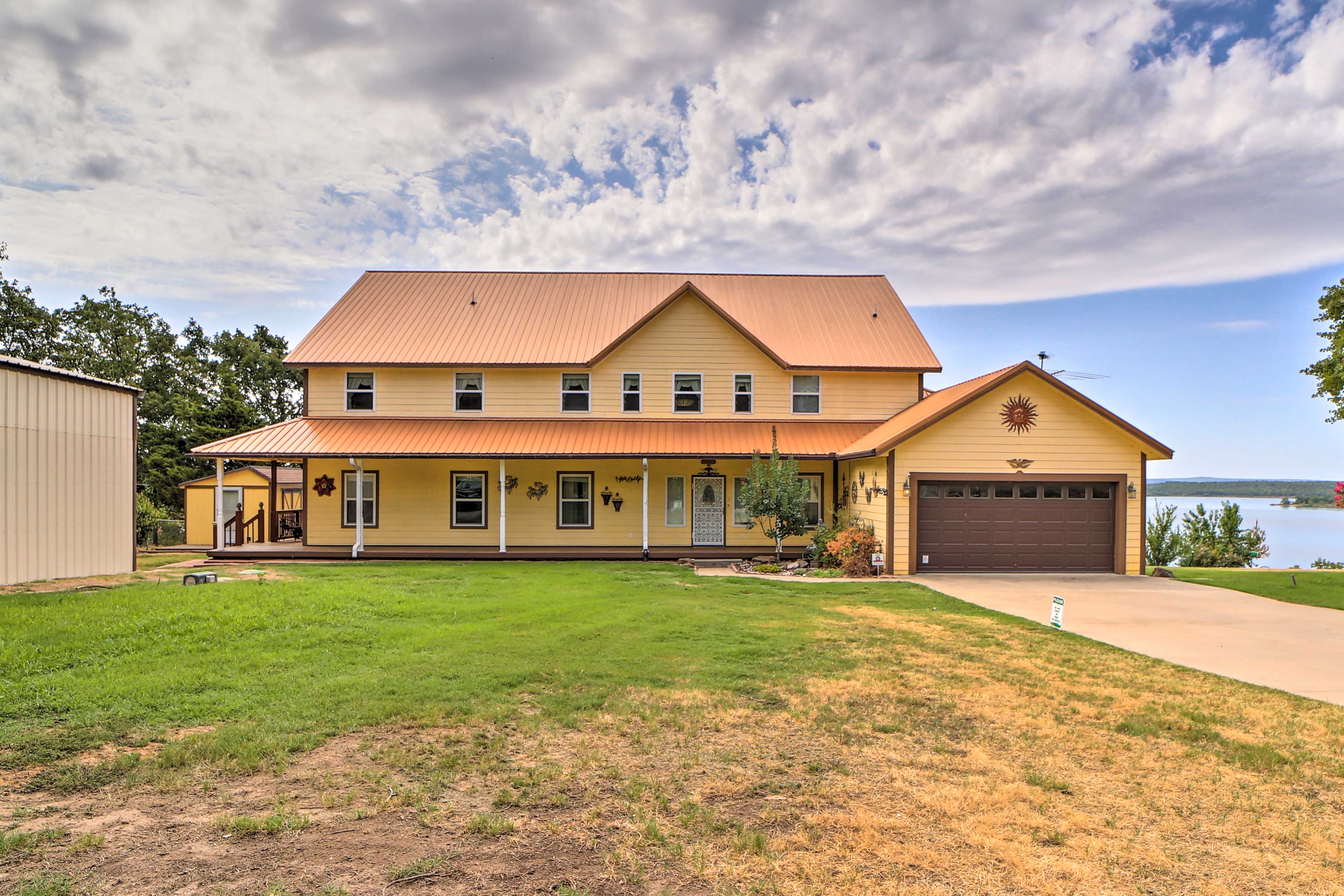 Property Image 2 - Waterfront Lake Eufaula Home: Multi-Level Balcony