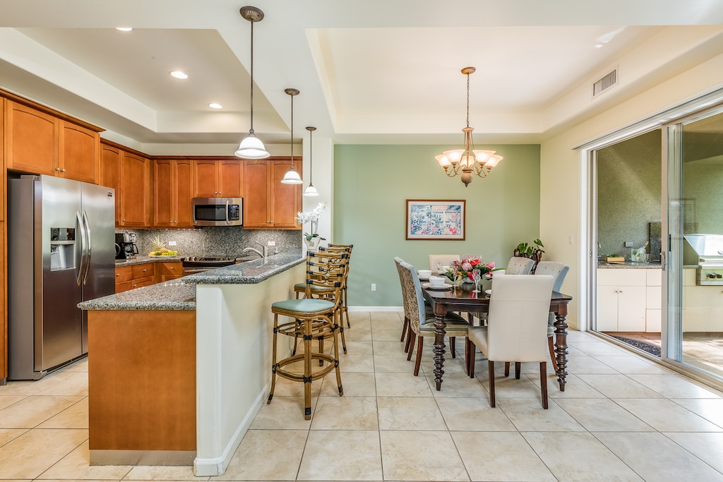 Choose from a charming breakfast bar or elegant indoor table—every meal is elevated by the relaxed island atmosphere.