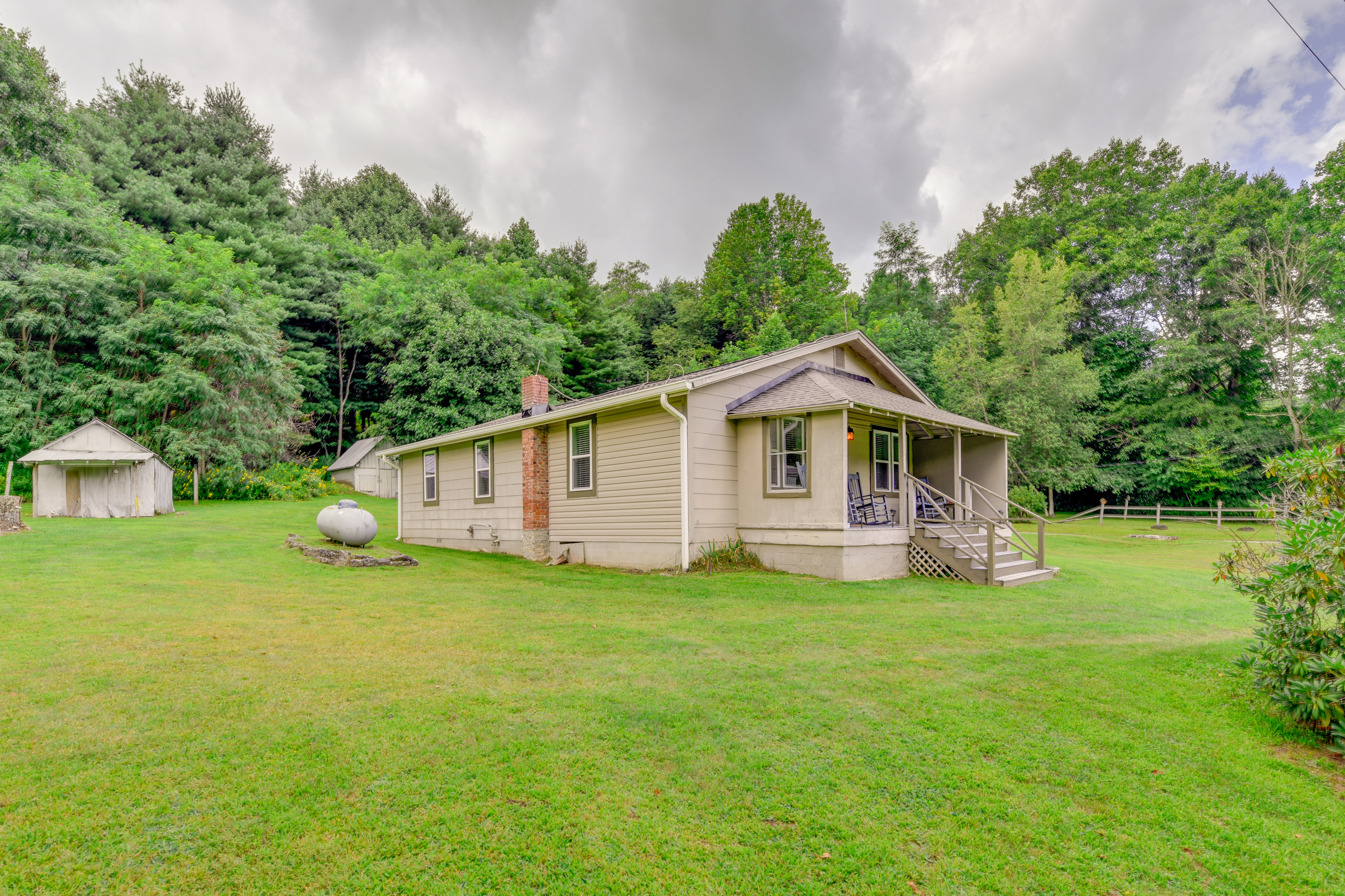 Pet-Friendly Cashiers Cabin: Fire Pit, Near Lakes!