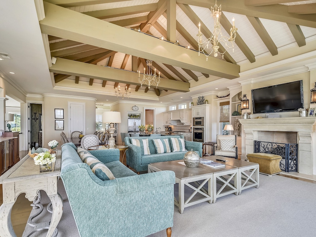 Large Open Great Room at 10 East Wind