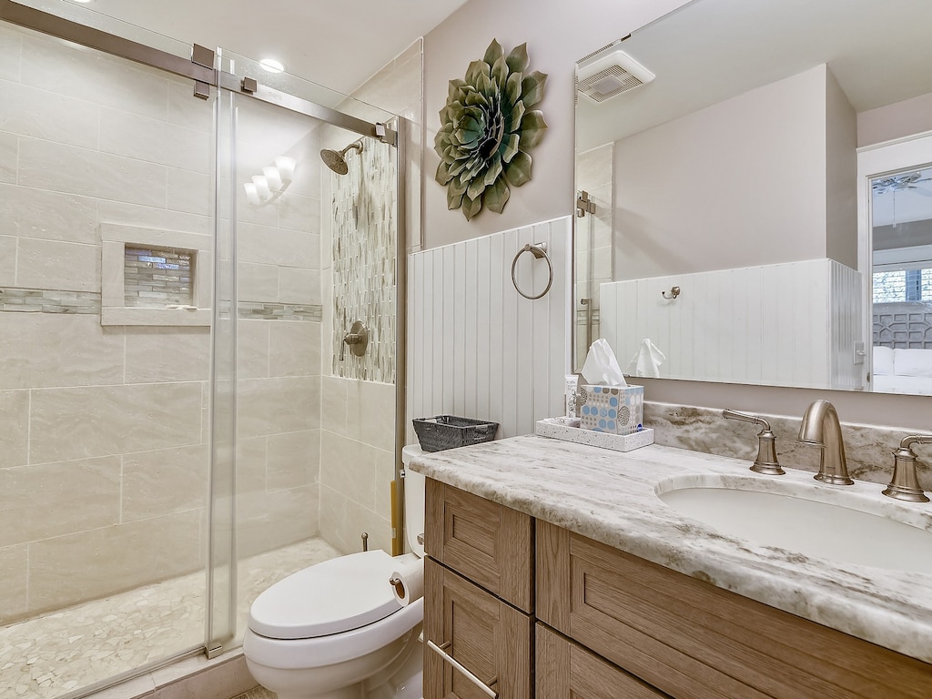 Guest Bathroom at 21 Canvasback
