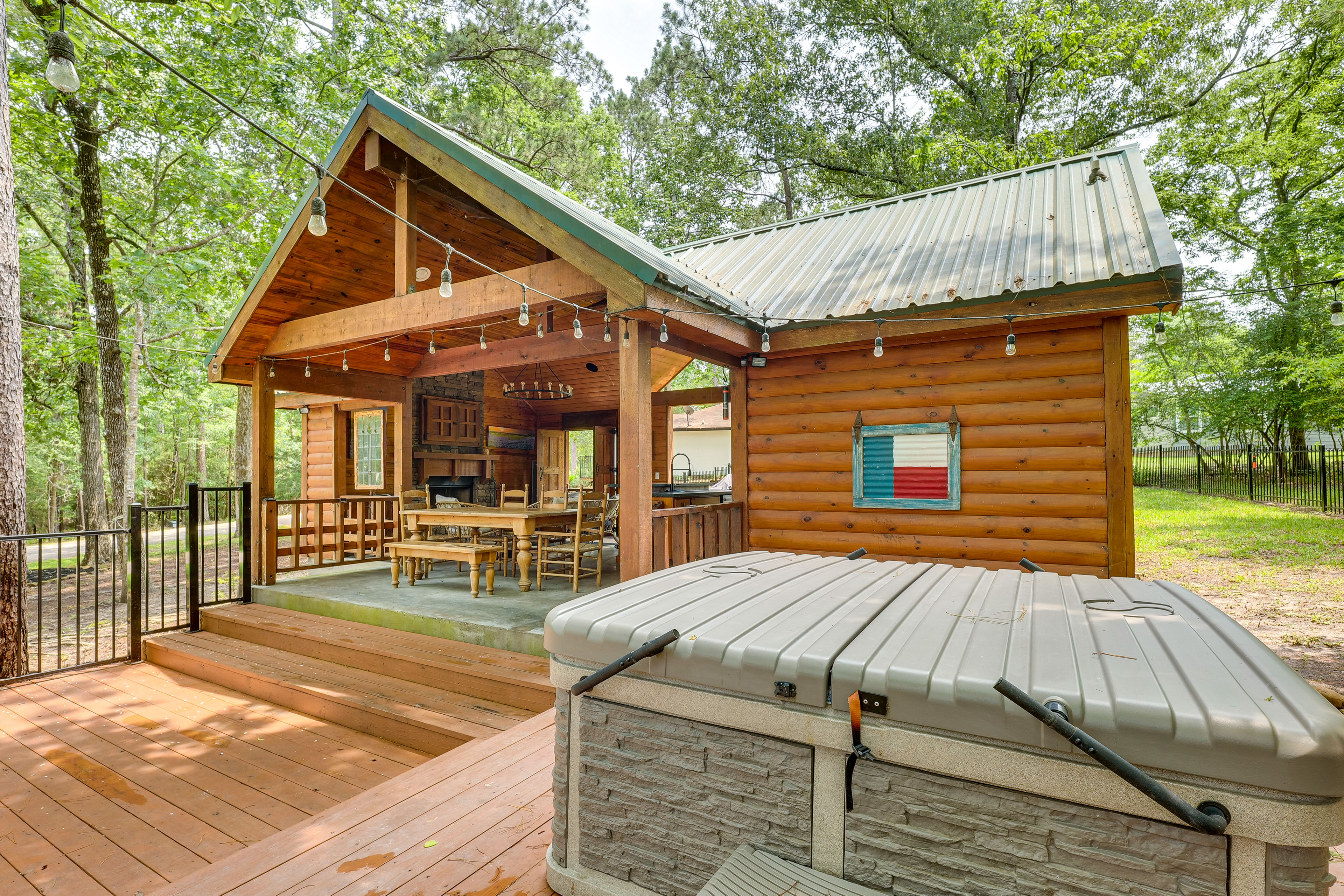 Property Image 1 - ’Cape Royale’ Luxury Livingston Cabin w/ Hot Tub!