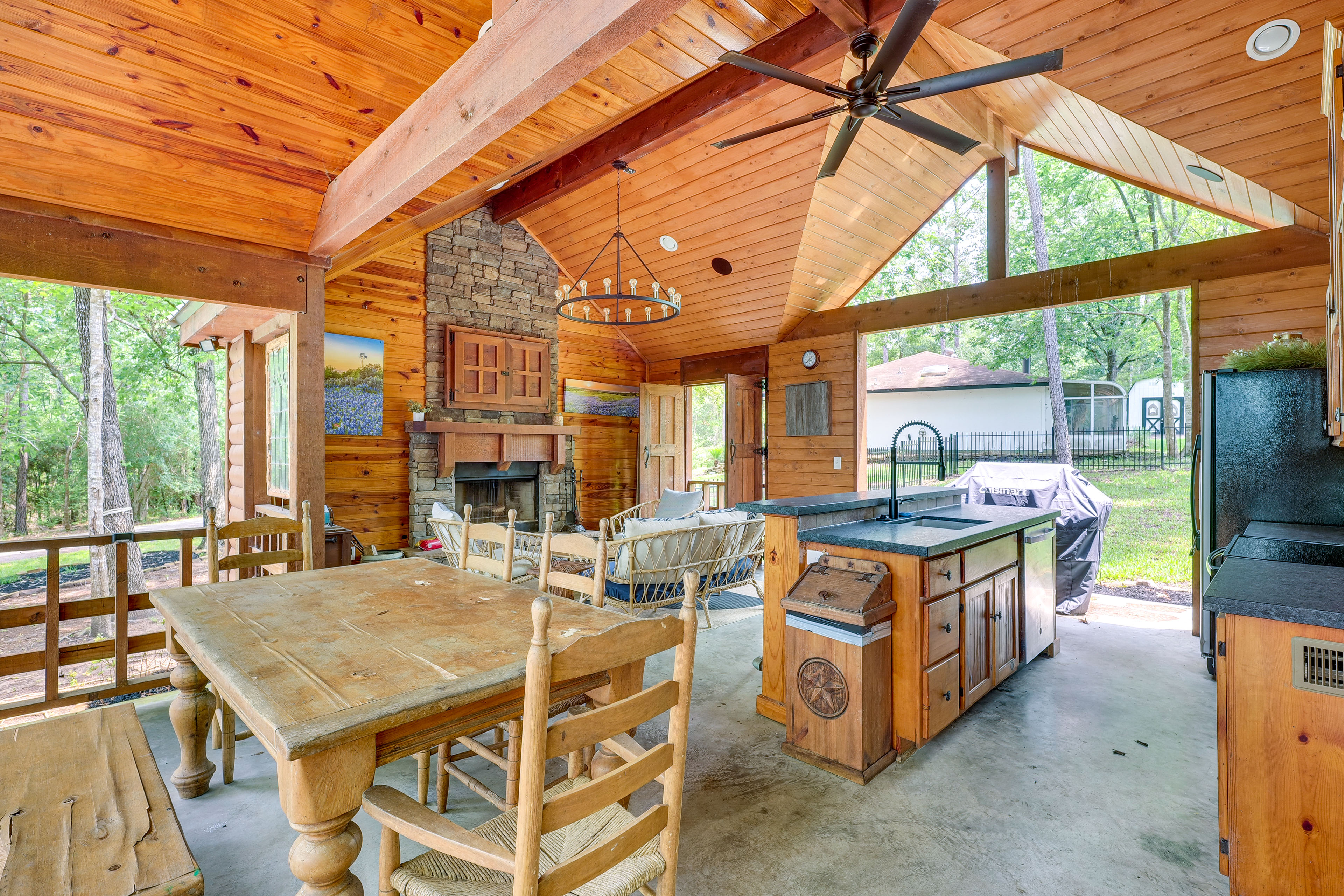 Property Image 2 - ’Cape Royale’ Luxury Livingston Cabin w/ Hot Tub!