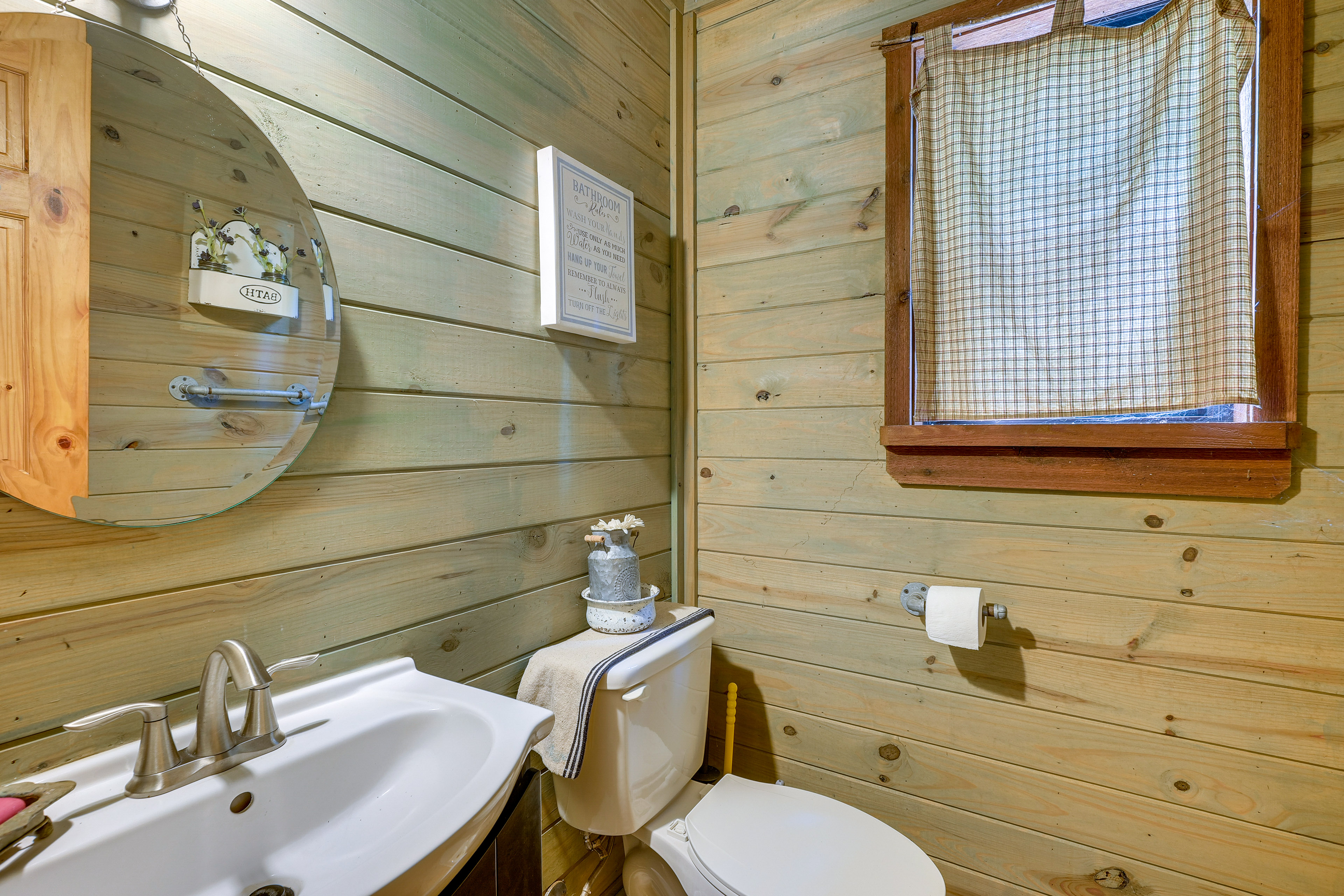 'Cape Royale' Luxury Livingston Cabin w/ Hot Tub!