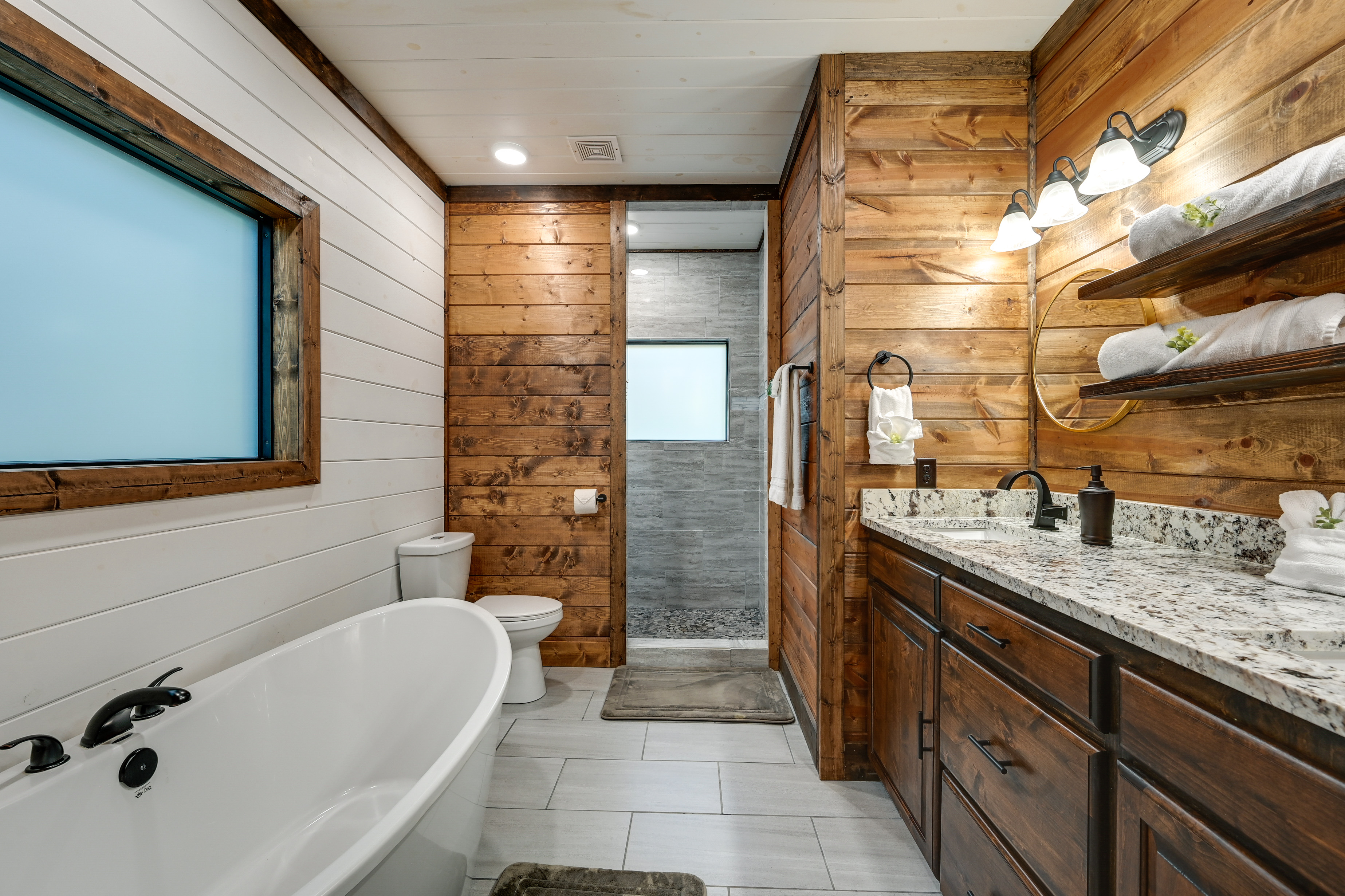 Sleek Cabin w/ Hot Tub Near Broken Bow Lake!