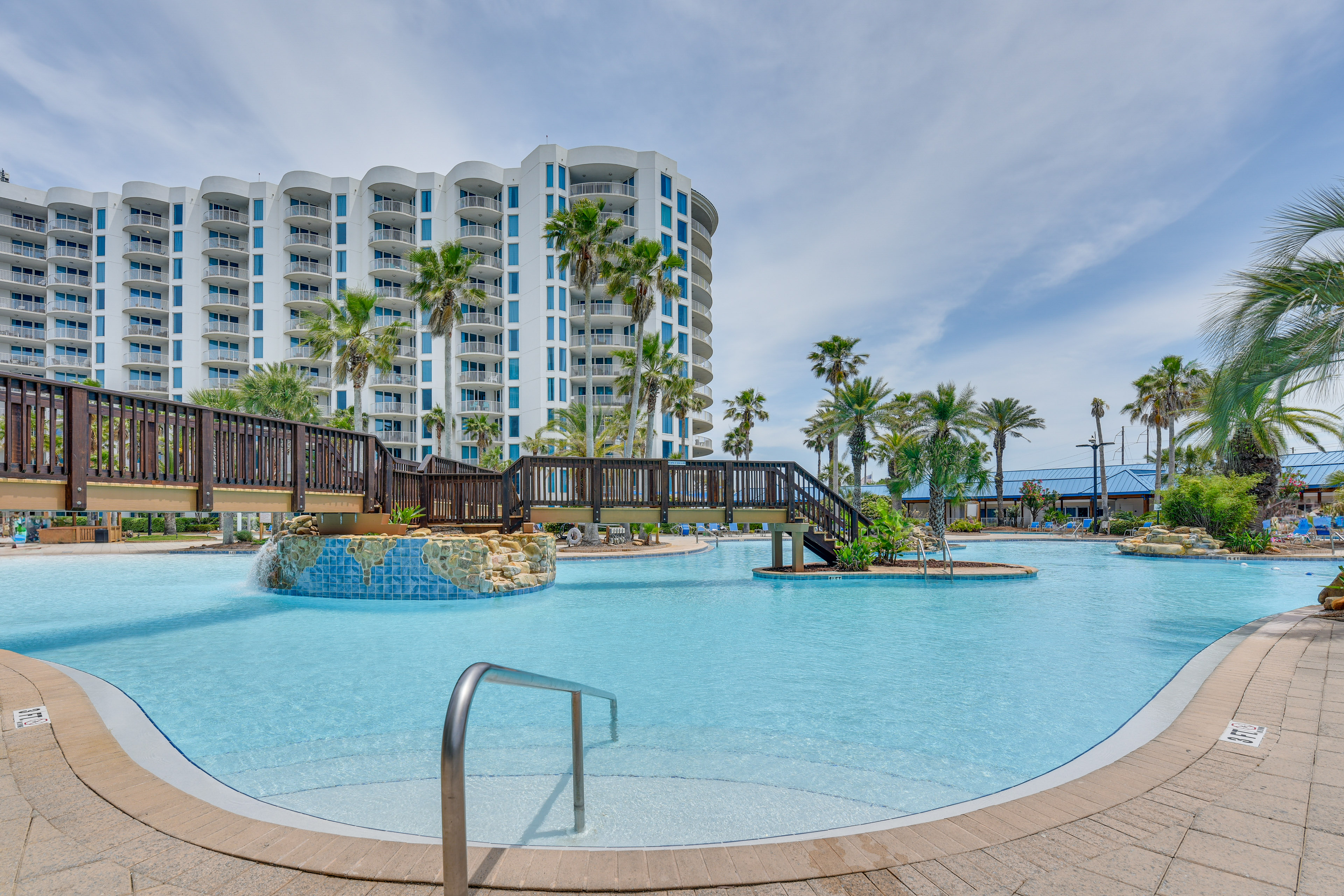 Property Image 2 - Walk to Beach: Poolside Oasis in Palms of Destin!