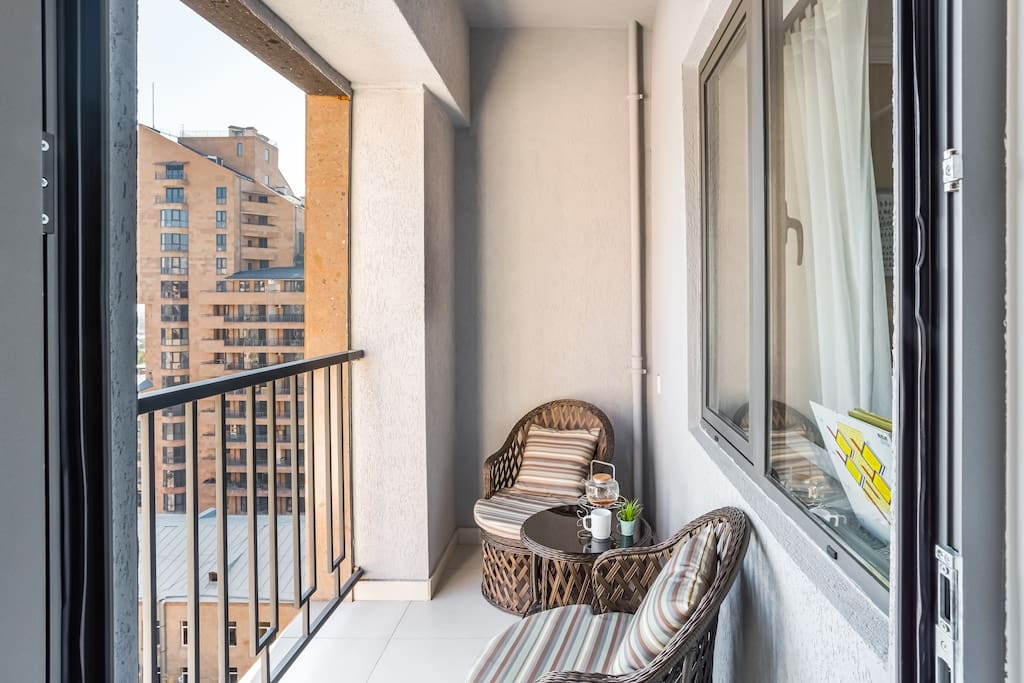 A relaxing patio style to enjoy the view of the city