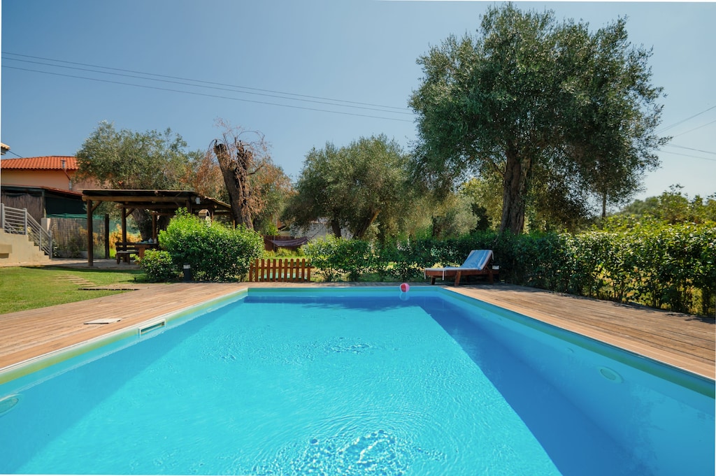 Poolside paradise%3A Enjoy sun%2Dsoaked days in your private oasis