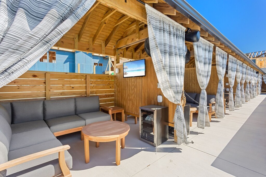THE BEACH CLUB AT WHALEHEAD (Community pool with cabanas)