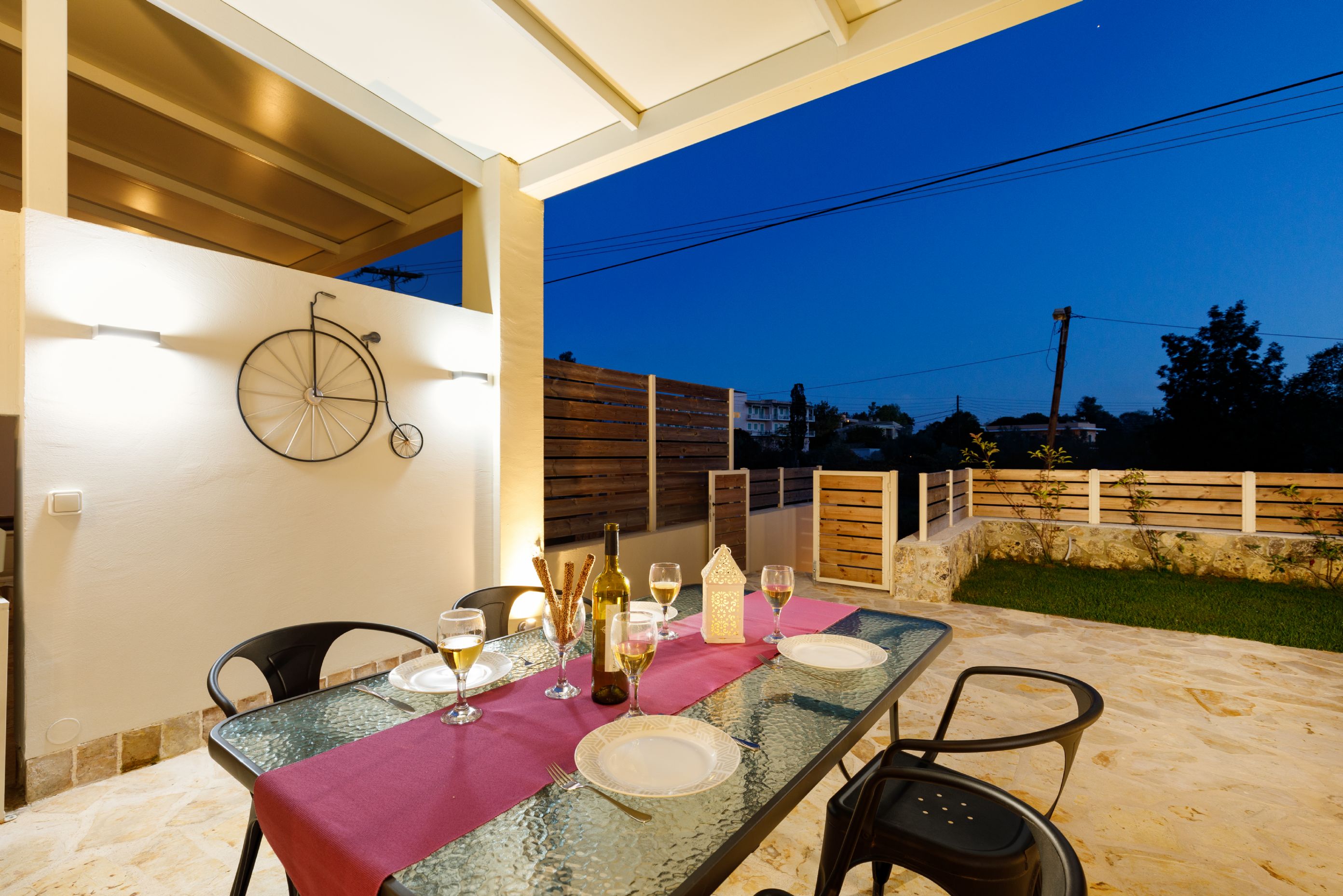 Has a lovely dining terrace Has a lovely dining terrace