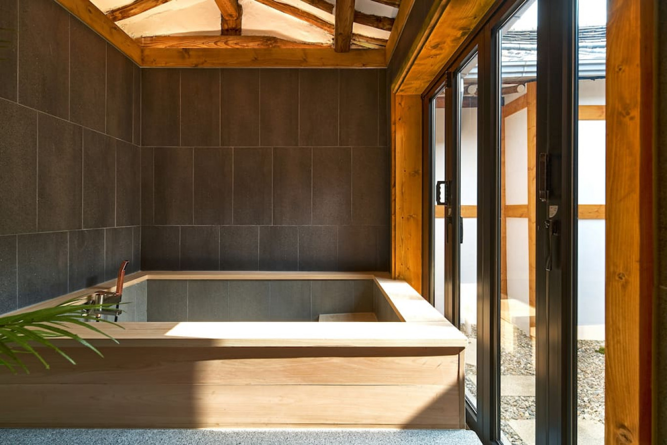 Property Image 1 - Luxury Hanok with private bathtub - Hogyeongdang