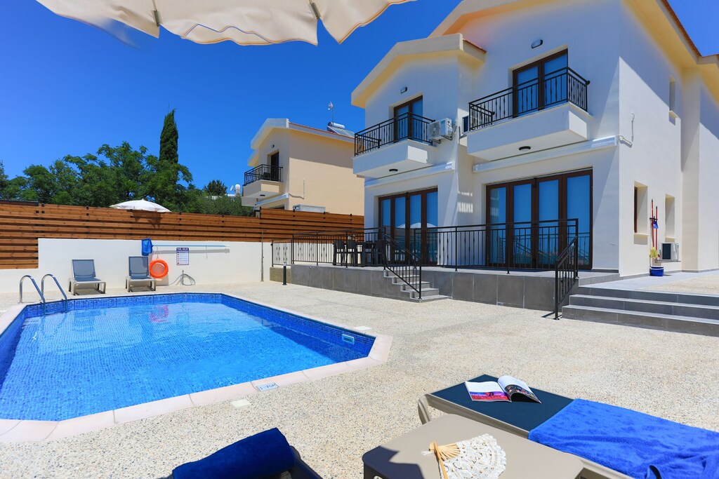 Laid back living by the Pool