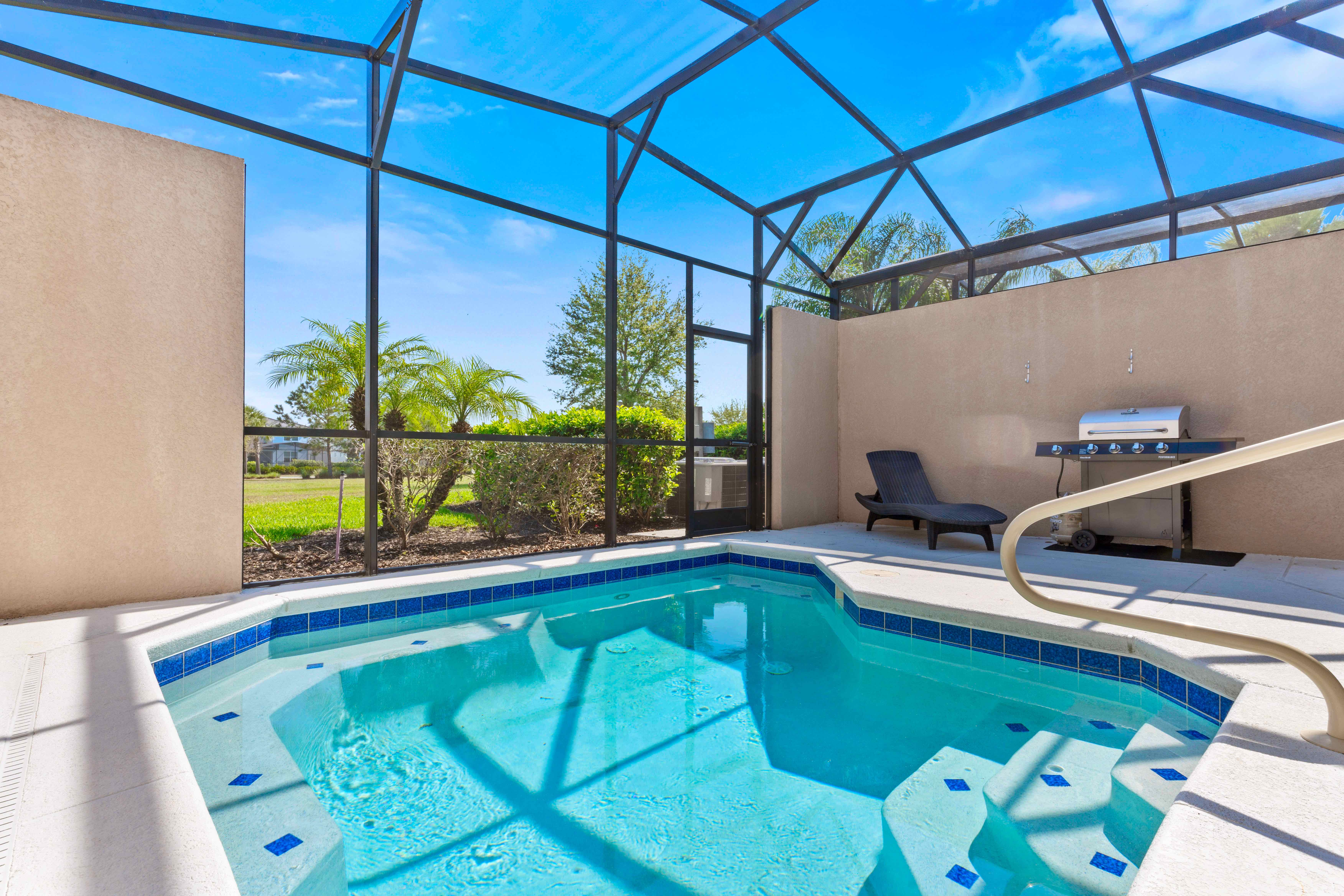 Outstanding private pool of the townhouse in Davenport Florida - Dive into a refreshing poolside escape - Lounge in tranquility by the sparkling waters - BBQ Grill