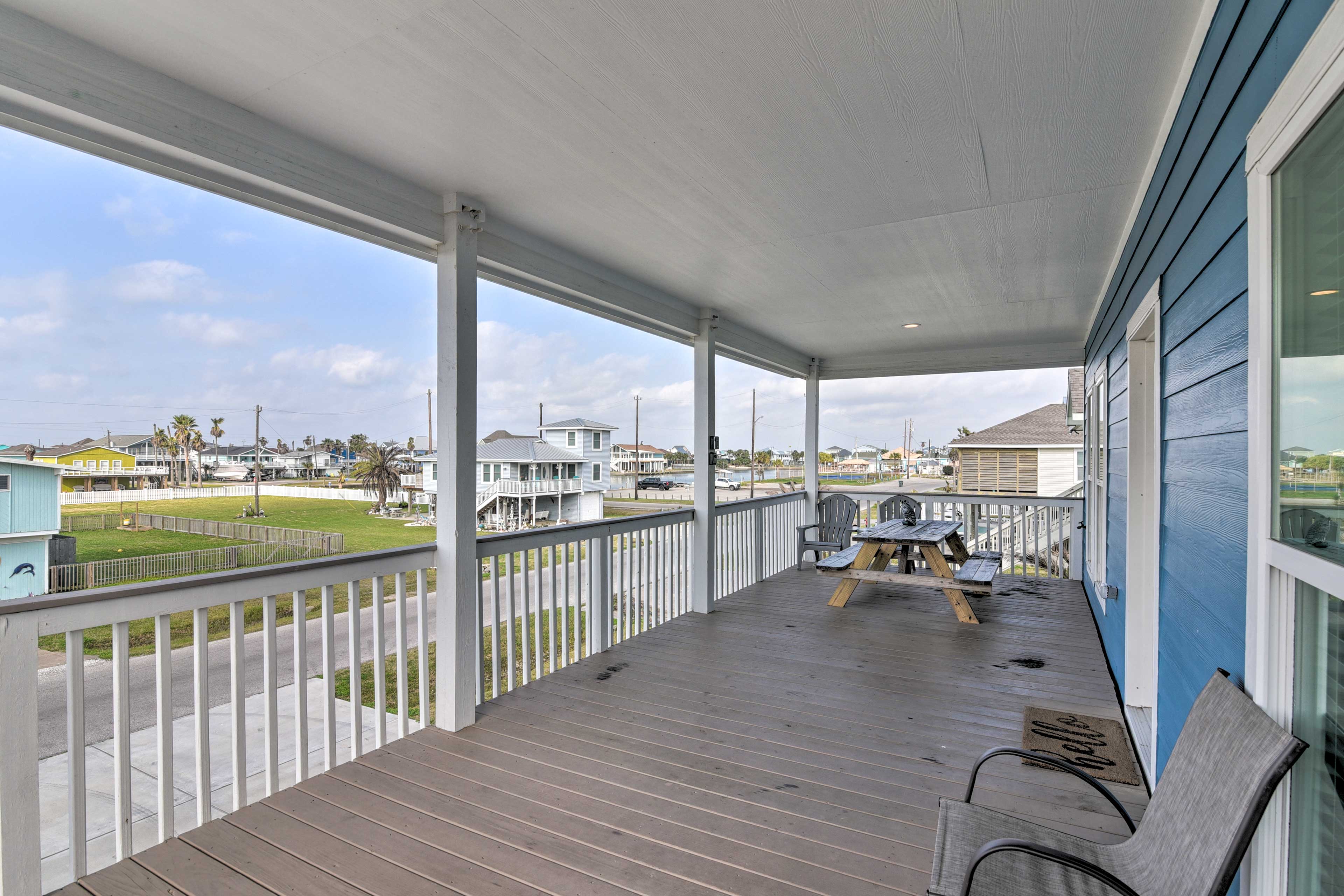 Property Image 2 - Breezy Galveston Home w/ Deck < 1 Mi to Beach