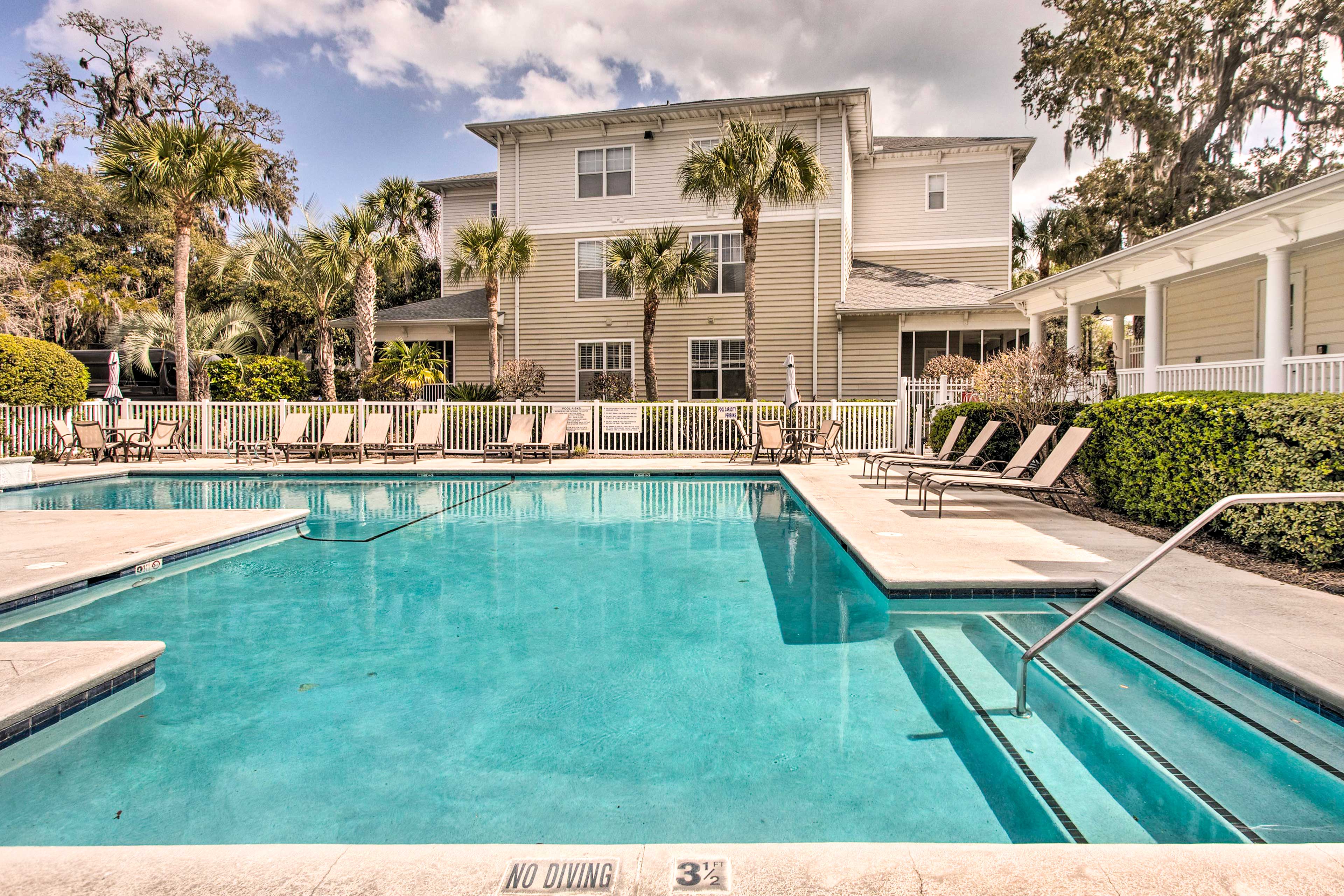 Bright St Simons Island Condo w/ Shared Pool!