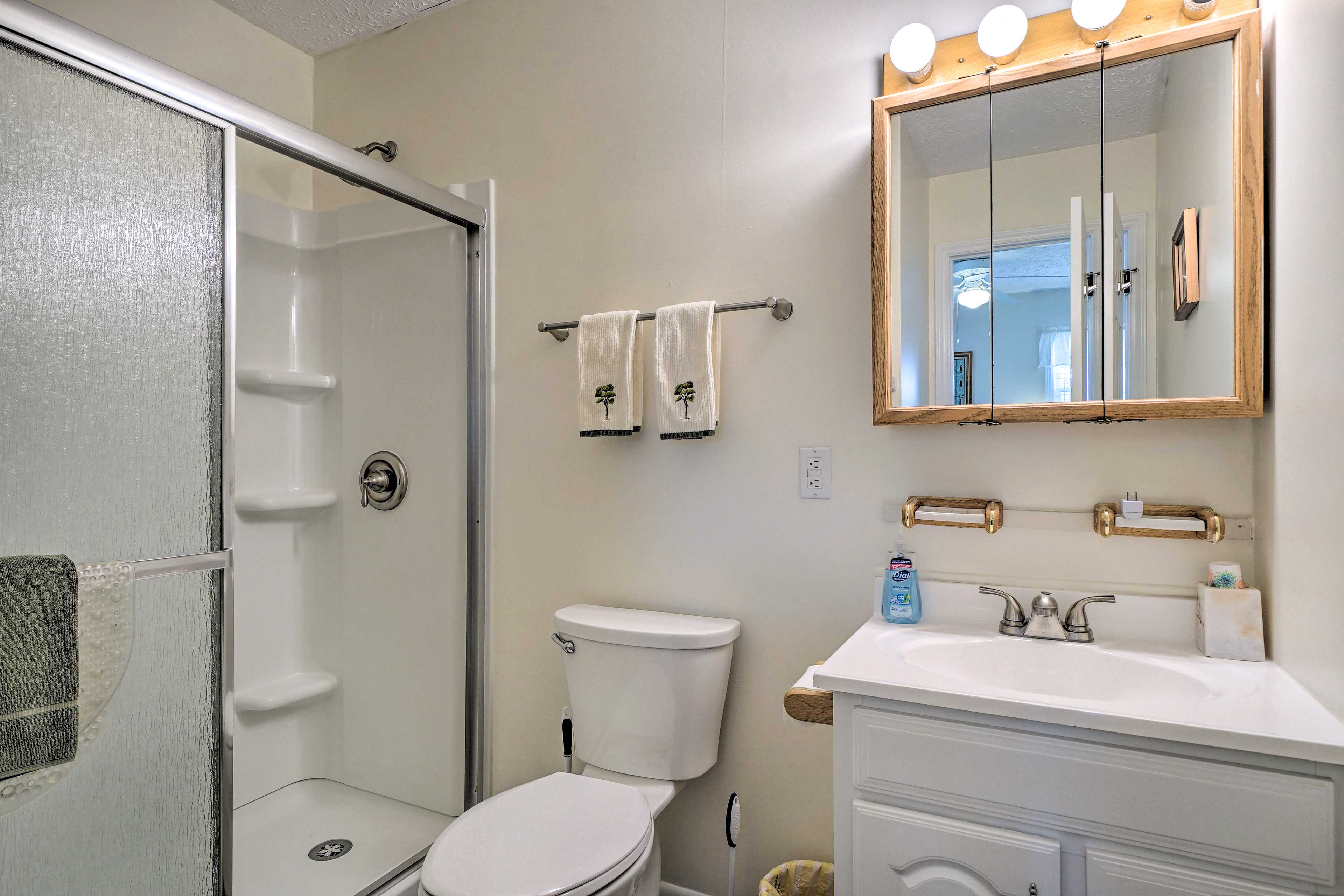 Cozy Oak Island House < 1 Mi to Beaches!