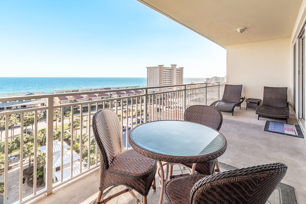 Dine al fresco with magnificent gulf views