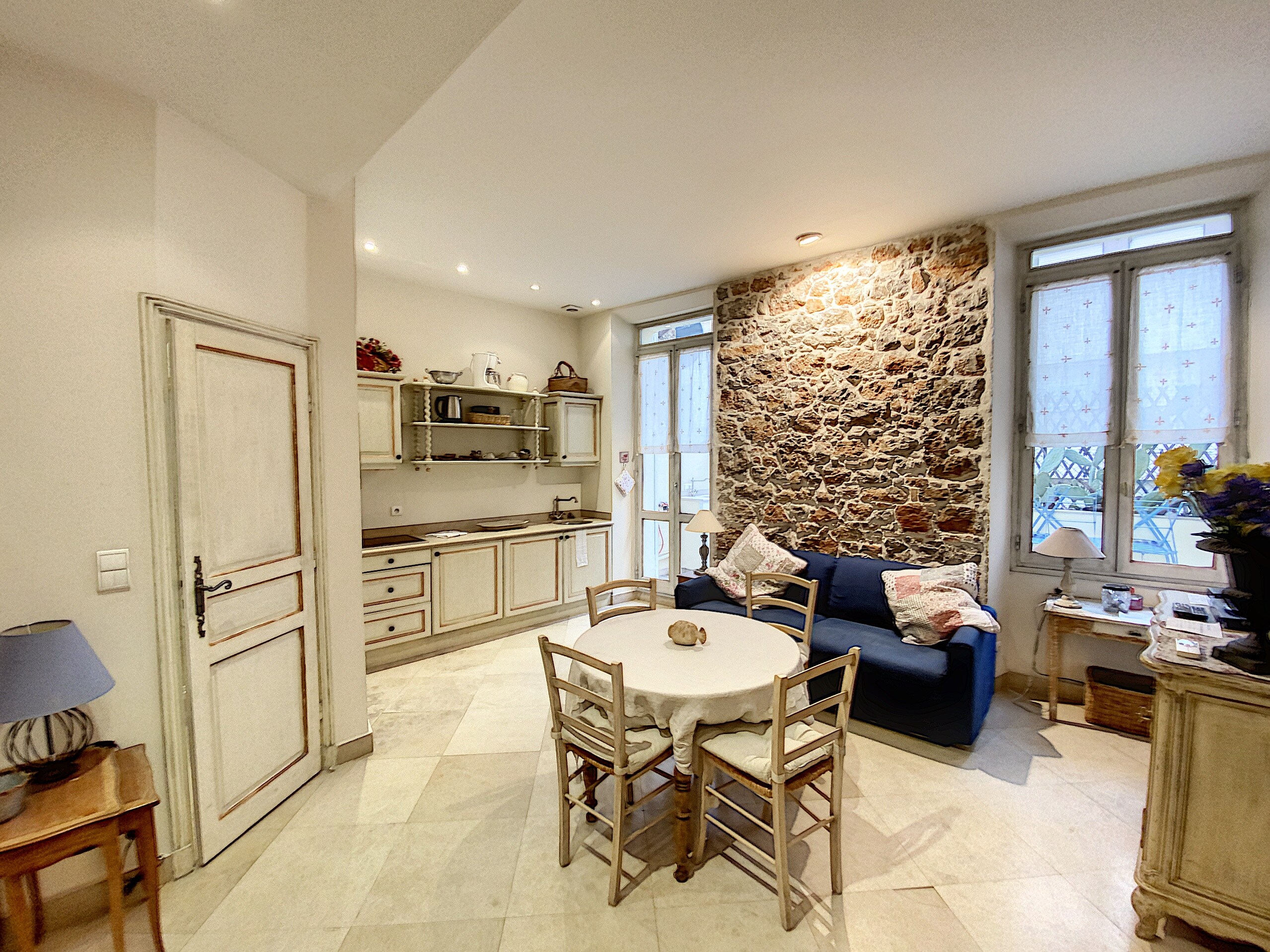 Property Image 1 - The apartment in Cannes has 2 bedrooms and capacity for 5 persons. 