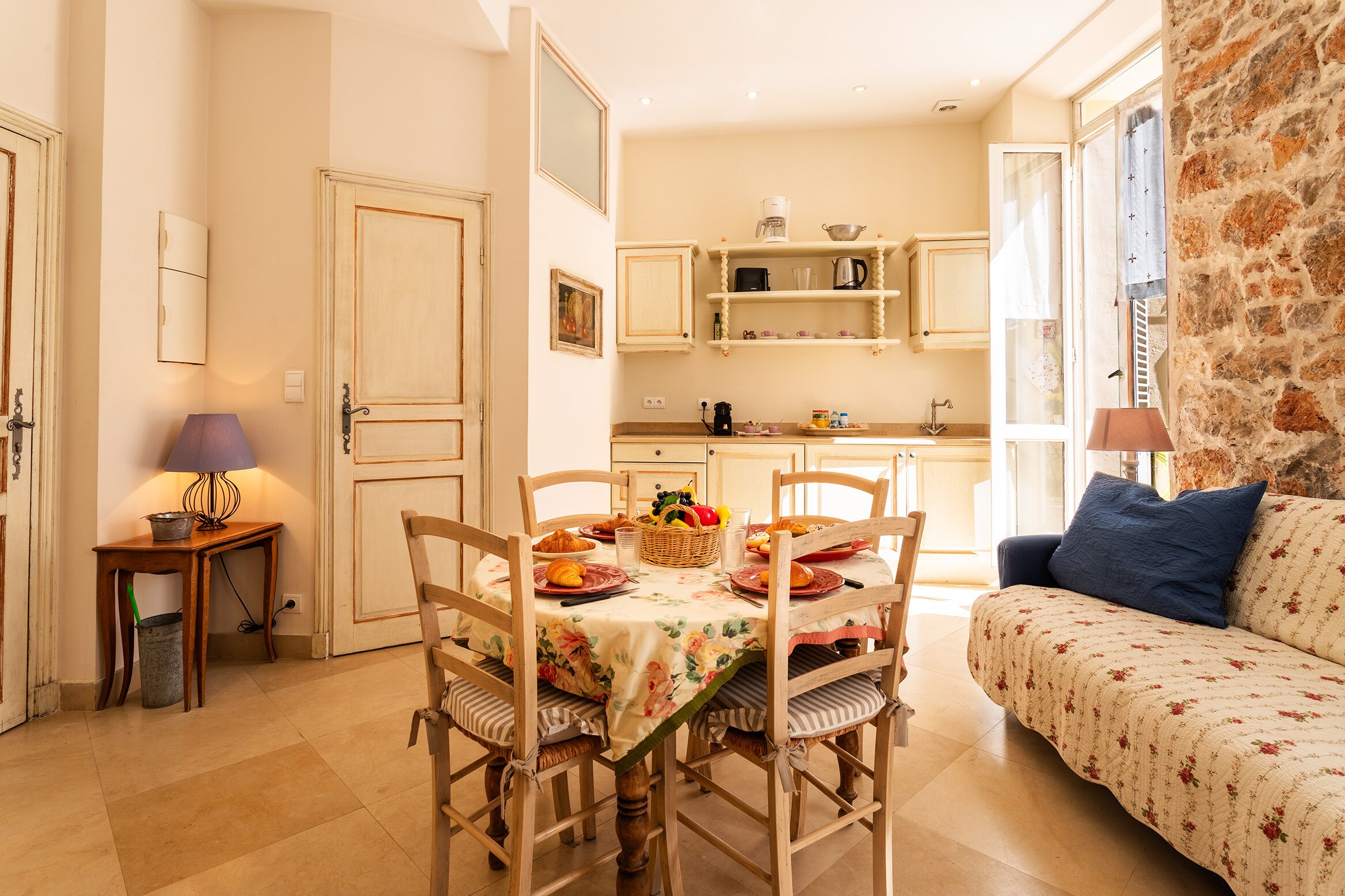 Property Image 2 - The apartment in Cannes has 2 bedrooms and capacity for 5 persons. 