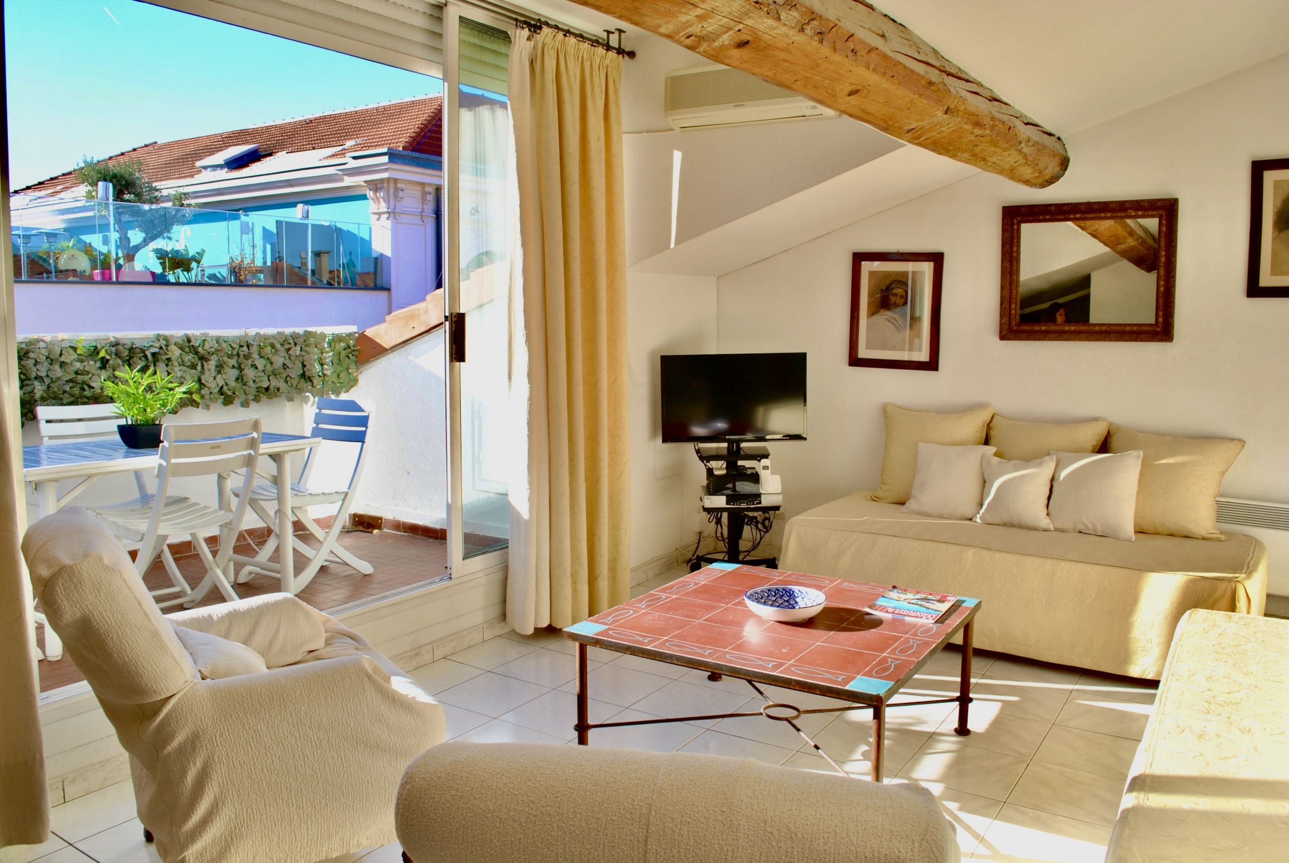 Property Image 1 - The apartment in Cannes has 2 bedrooms and capacity for 6 person