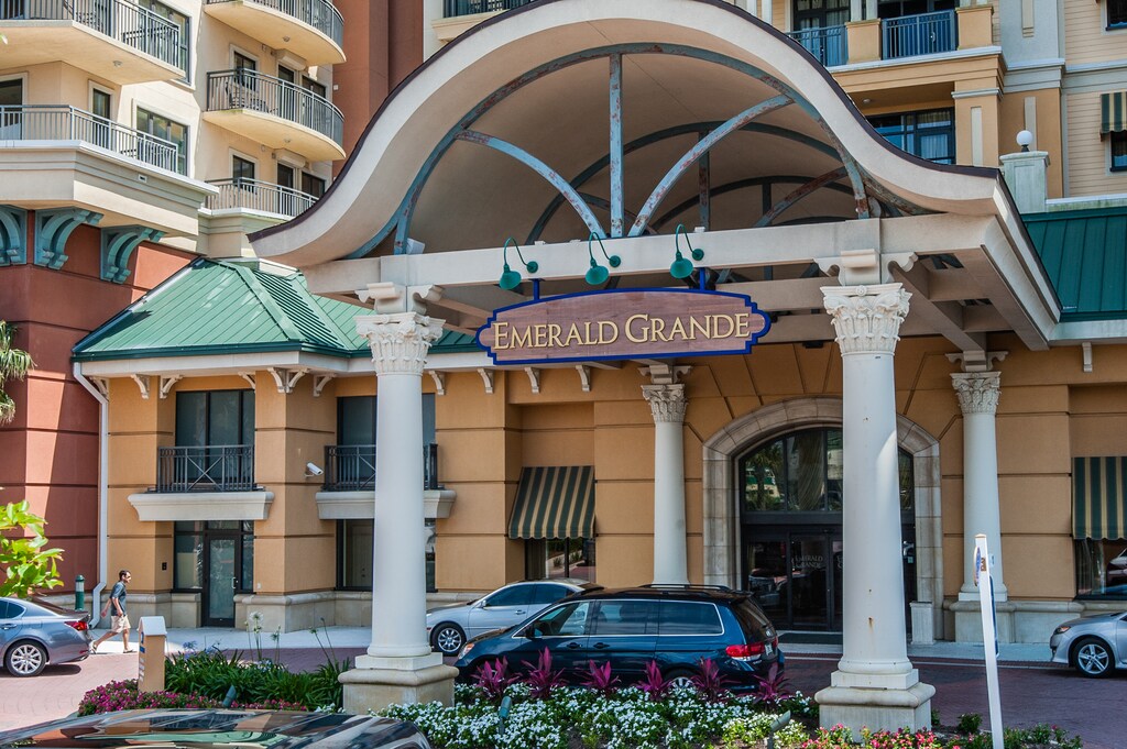 Porte Cochere at Emerald Grande 