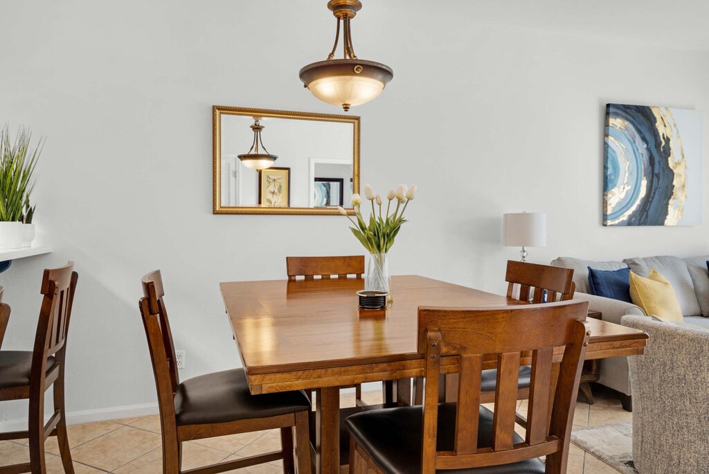 Dining area seats 6 with 2 chairs at eat-in bar