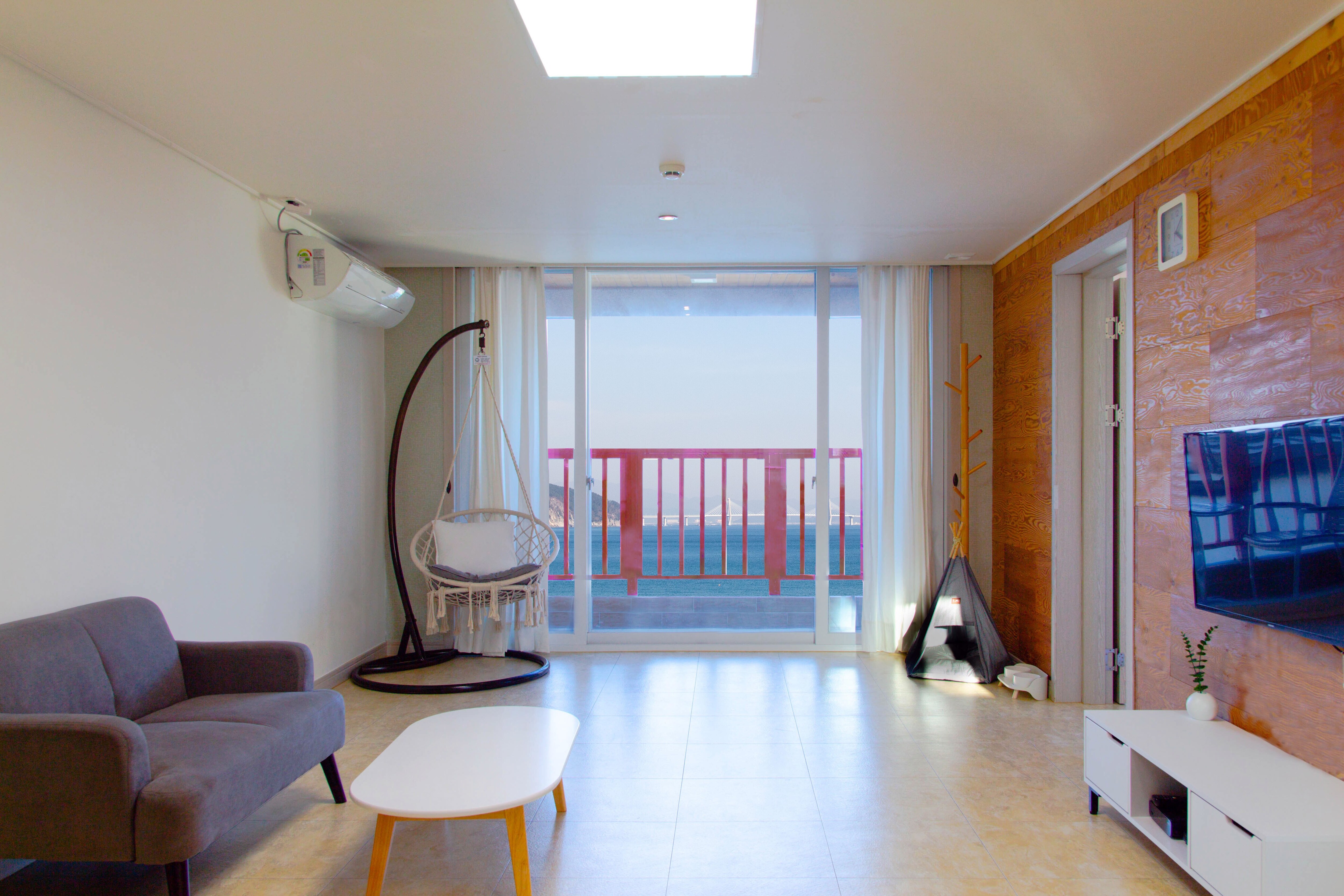 Property Image 1 - Light Filled Airy Flat near the Sea 2