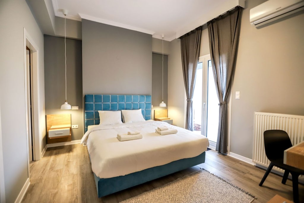 Bedroom 1 with 1 double bed