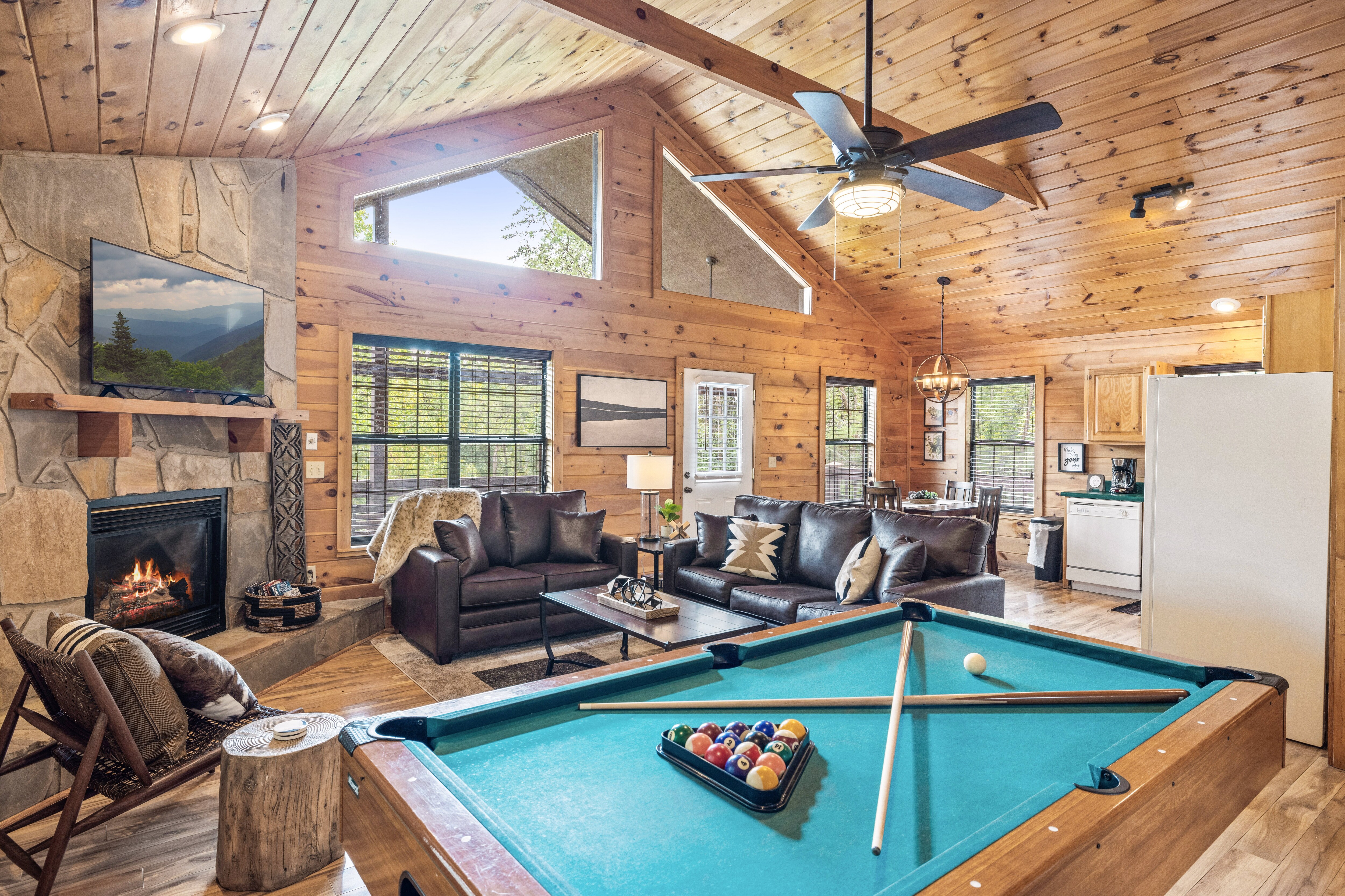 Property Image 1 - Pigeon Delight is a 2 Bedroom Cabin - 6 miles from Dollywood! Hot Tub, Fire Pit, Arcade, Pool Table!