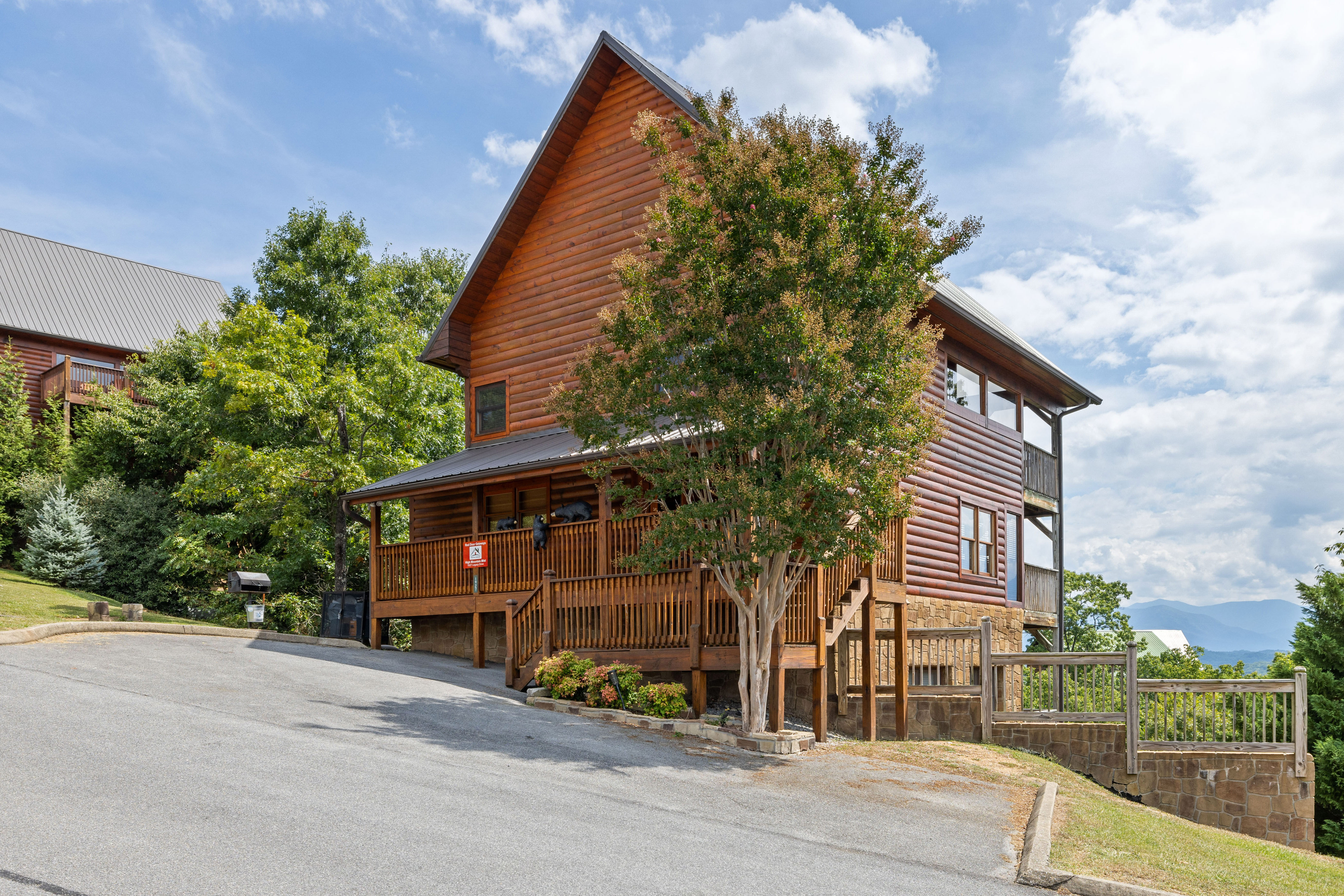Property Image 1 - Beautiful 4 Bedroom Cabin in Starr Crest Resort w/ hot tub and pool table!