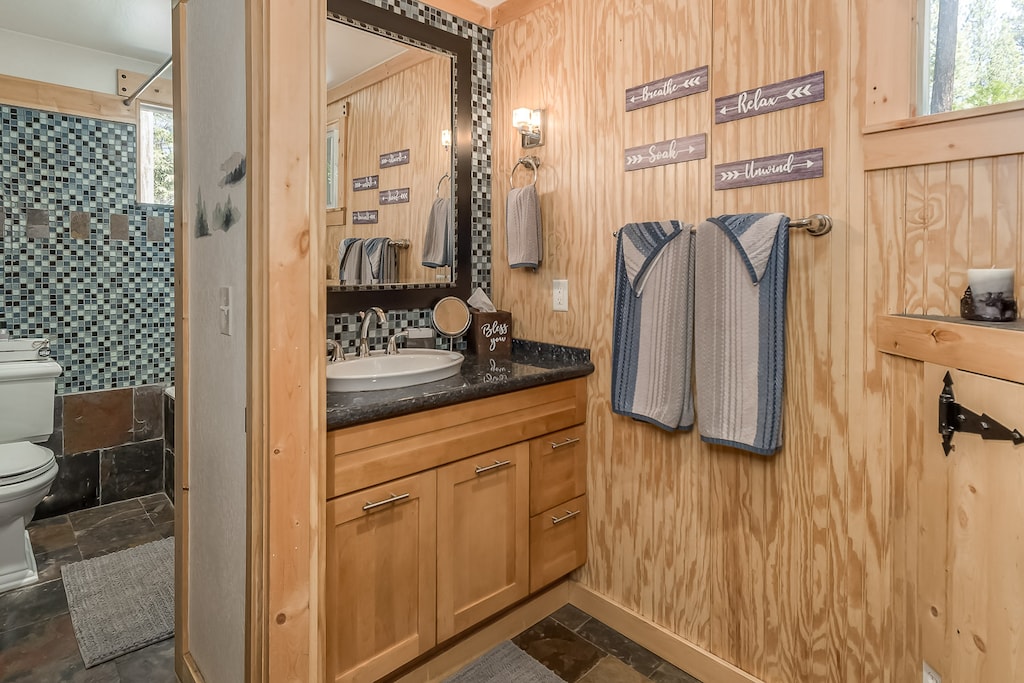 Bathroom 1 (Main Floor)