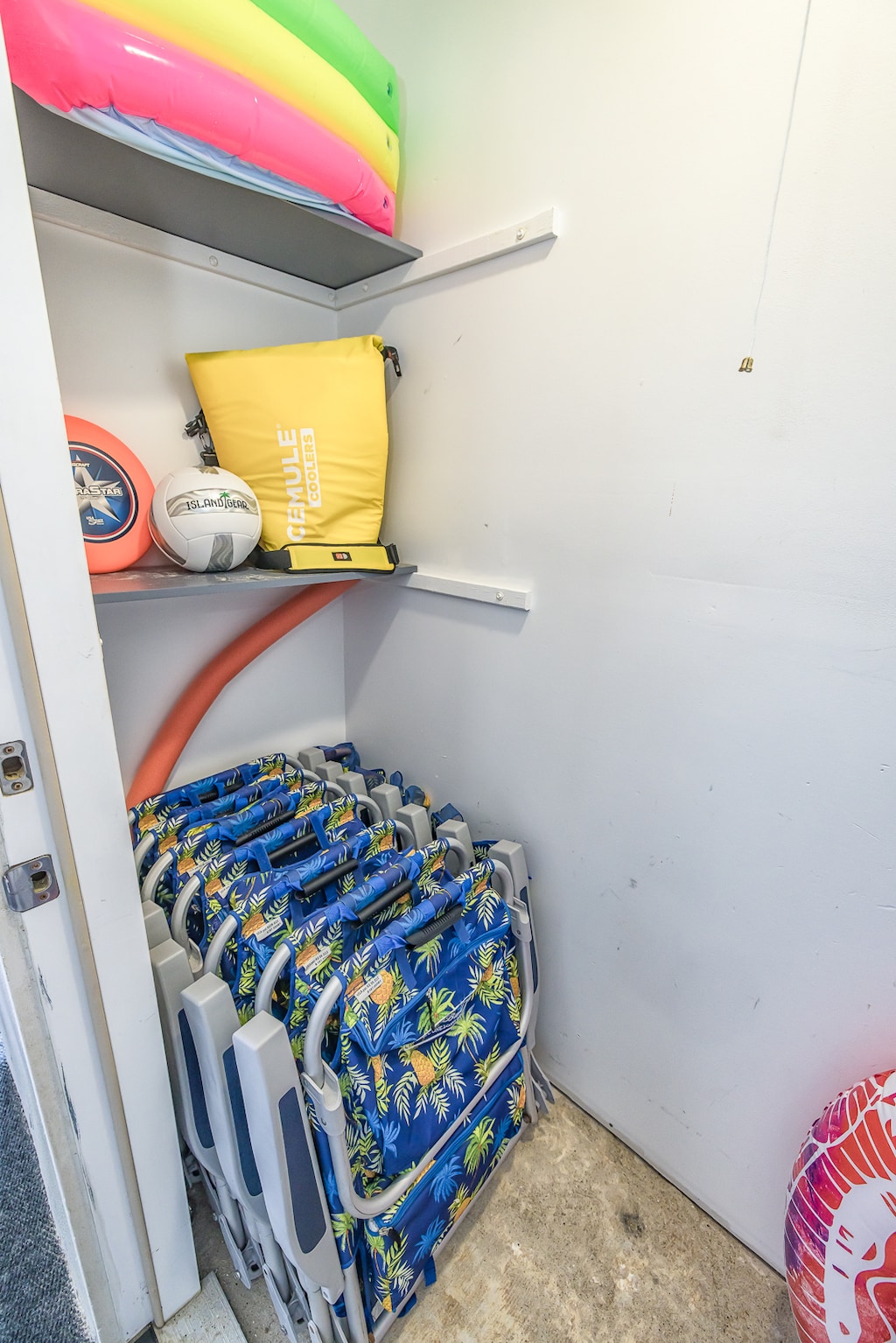 BEACH CLOSET with Equipment