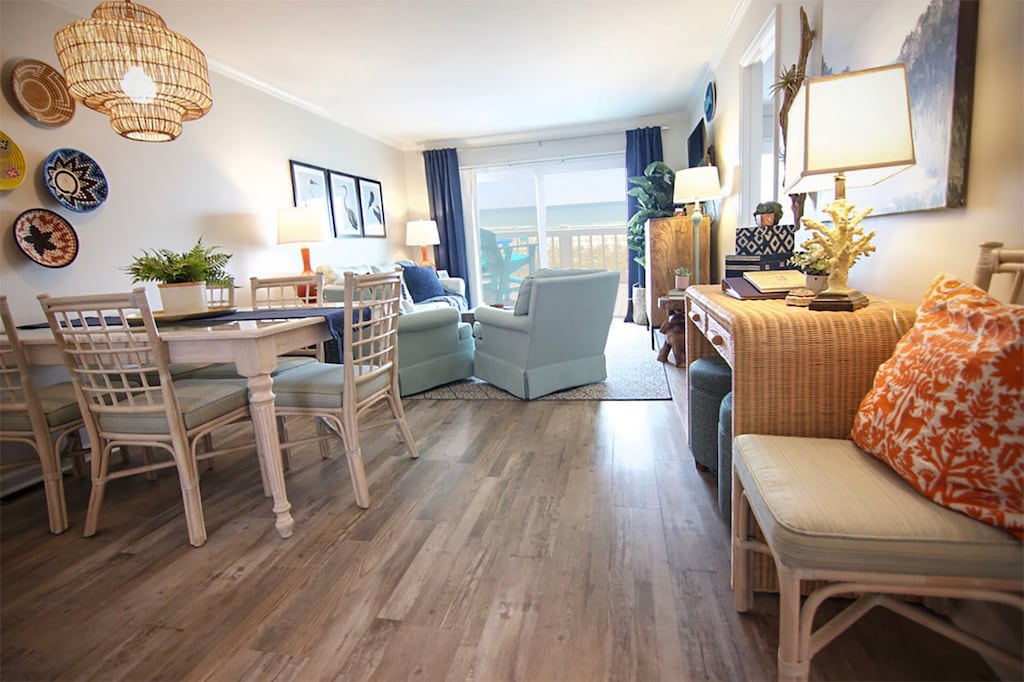 Spacious dining/living combo