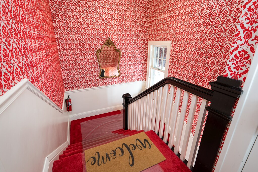 Beautiful entry with original 1920s wallpaper!