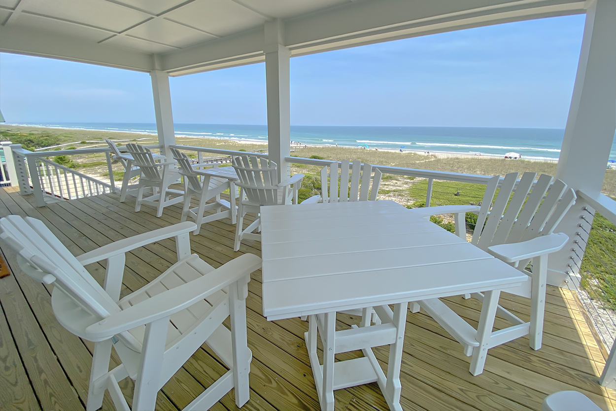 Porch w/ seating