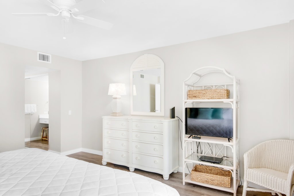 Master with flat screen TV