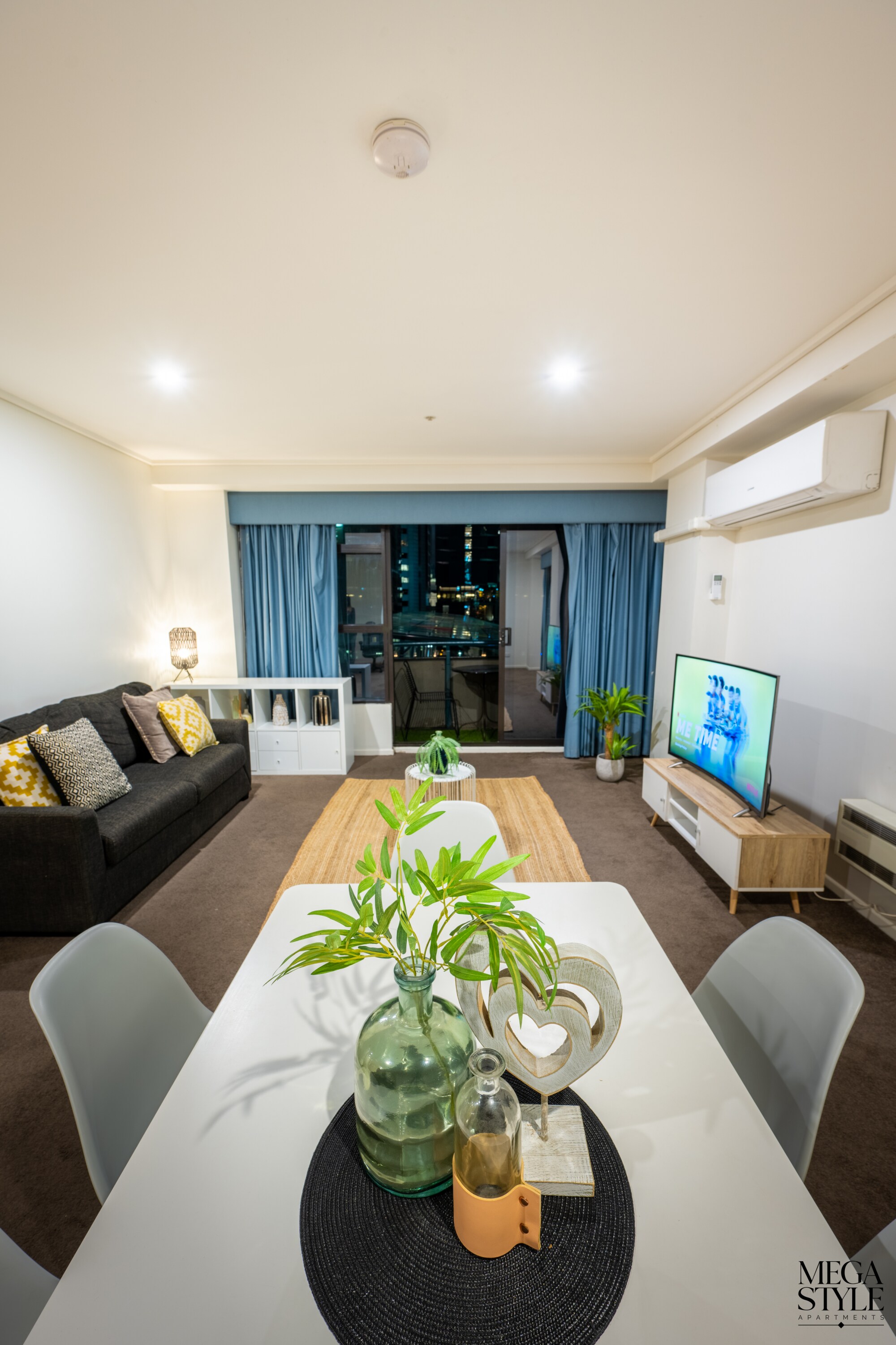 Spacious living and dining in the centre of Melbourne CBD