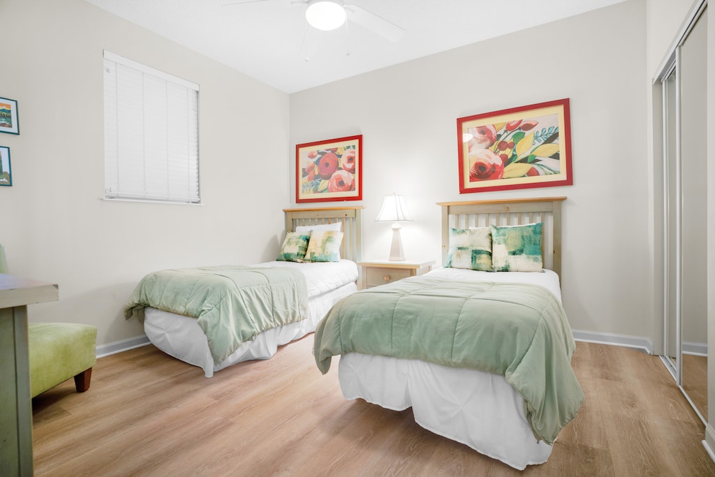 Guest room with 2 twin beds