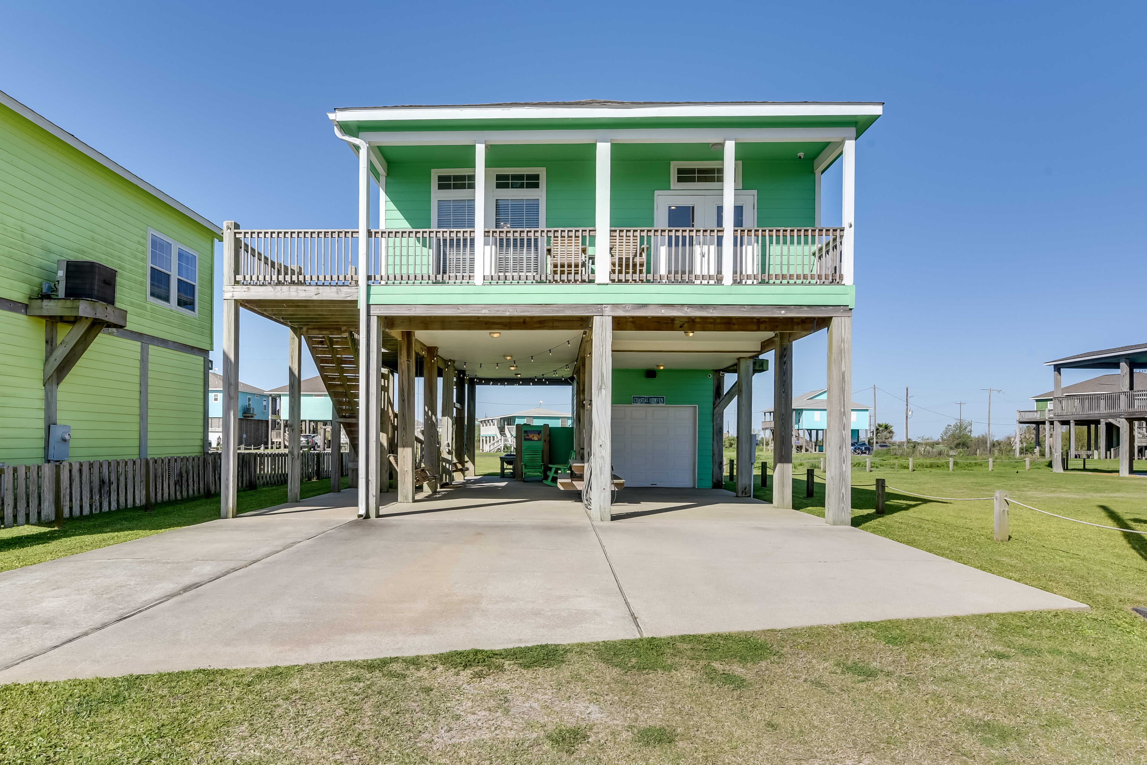 Walk to Shore: Crystal Beach Coastal Home!