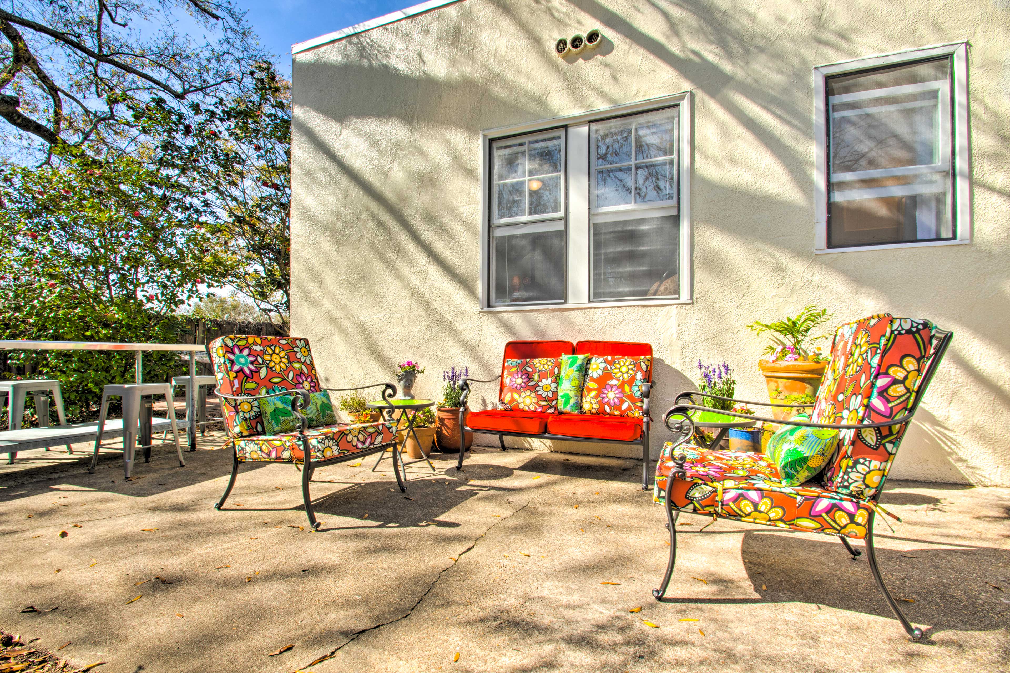Colorful Pensacola Oasis: 1 Block to Bayview Park!