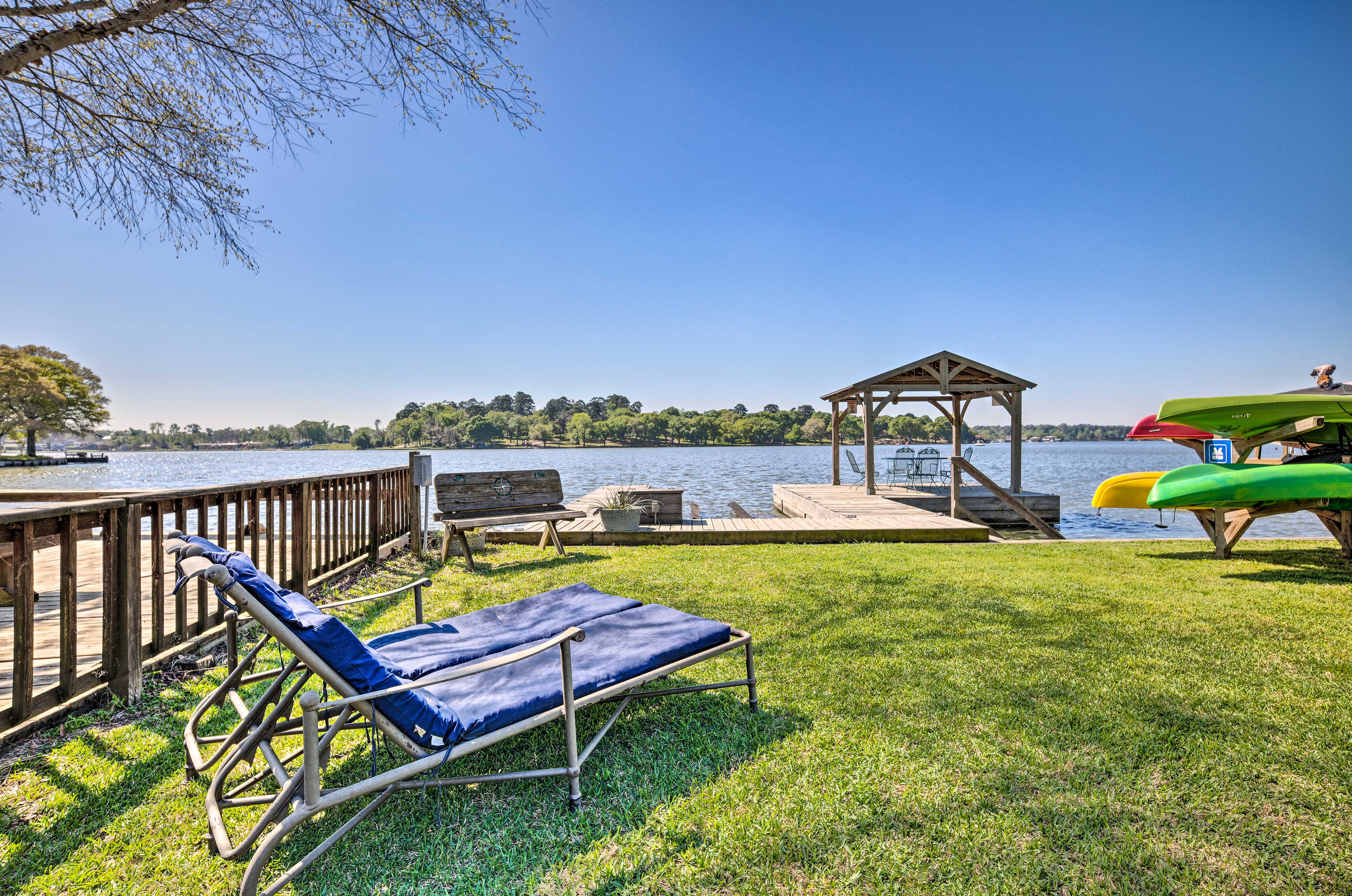 Updated Lake Conroe Cabin Rental - Walk to Water!