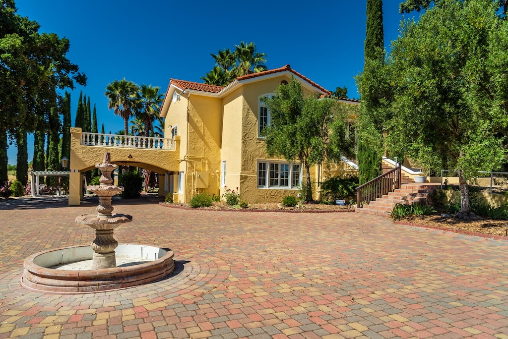 Ample Parking in the Driveway for your group