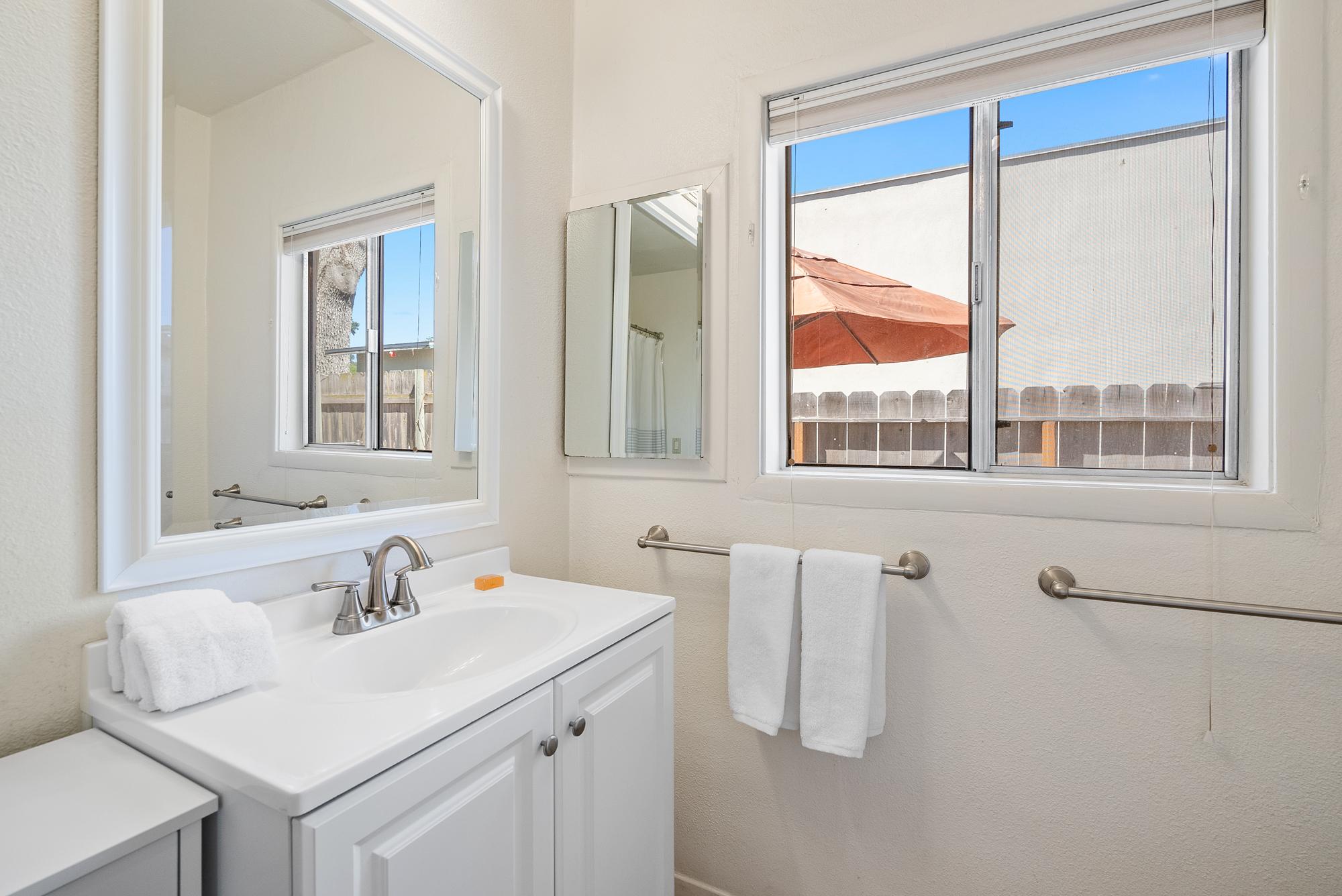 Shared Full Bathroom off the Hallway Shared Full Bathroom off the Hallway