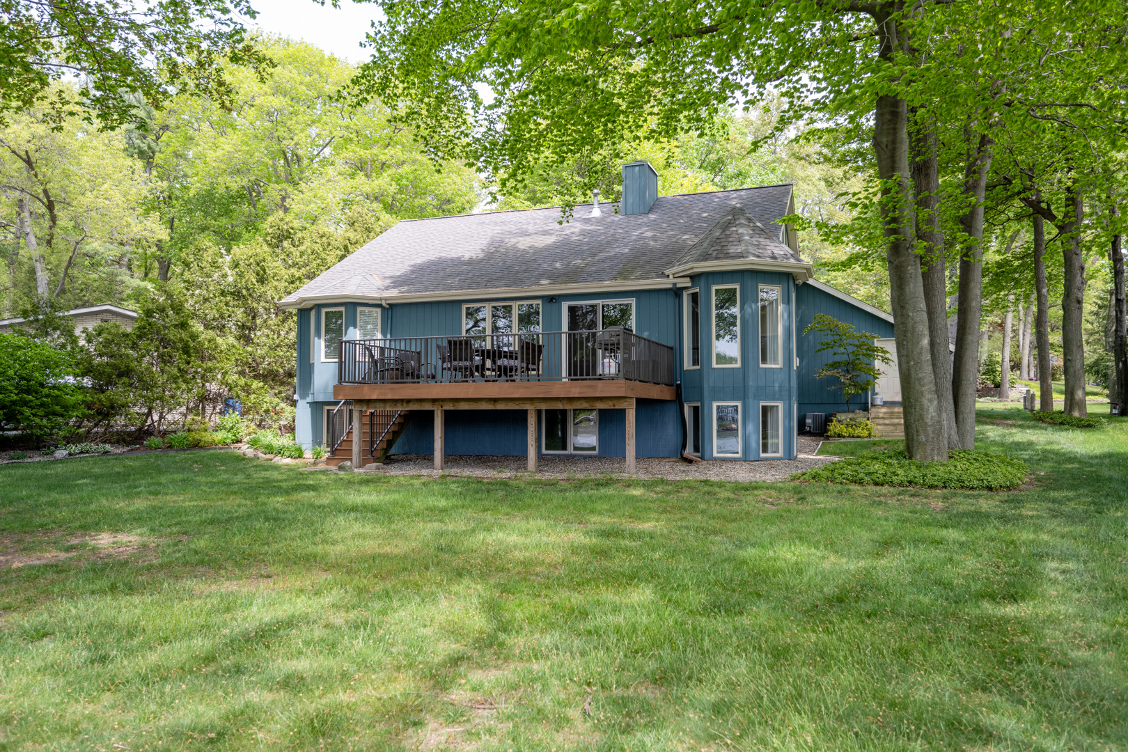 This three bedroom vacation rental overlooks Lake Macatawa and is within driving/biking distance of the Holland State Park and Tunnel Park beaches.