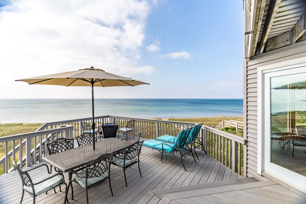 Outdoor Dining on Balcony