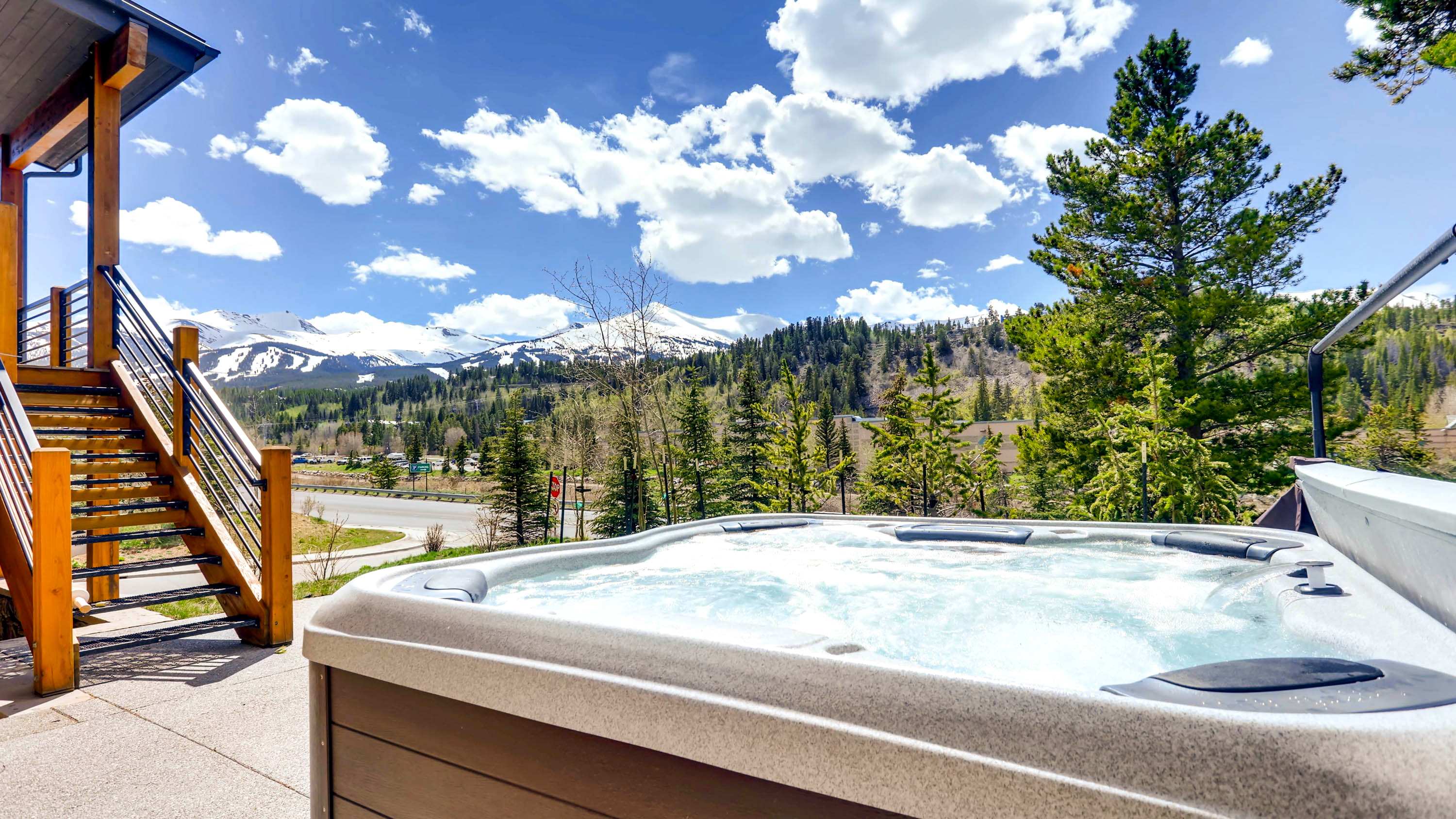 Hot tub and views on upper deck