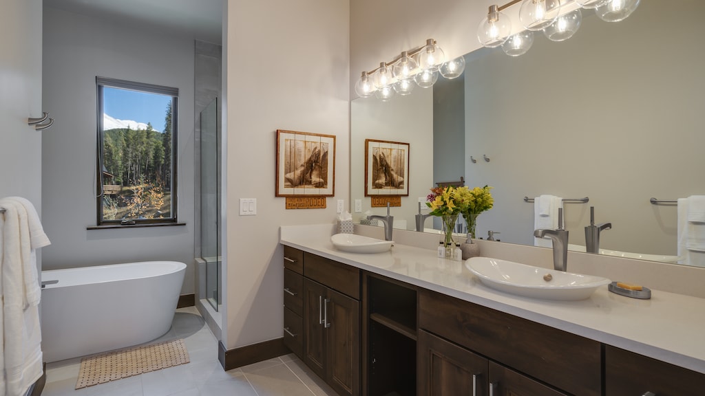 Bedroom 1, Upper Level - King ensuite on upper level