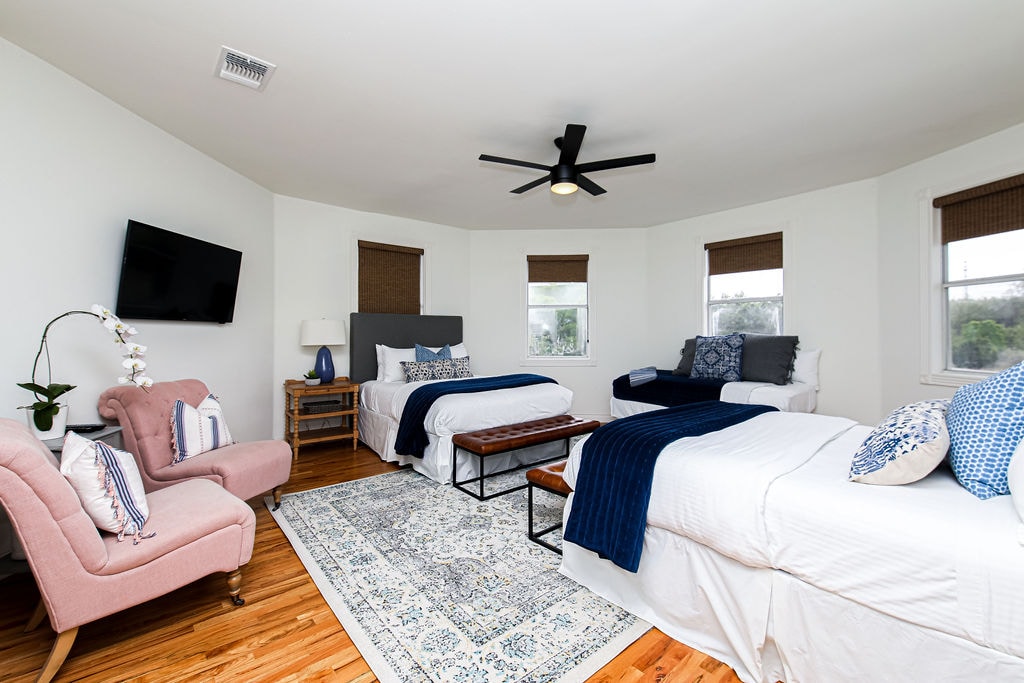 Two Queen One Twin Bedroom - Walker Luxury Vacation Rentals